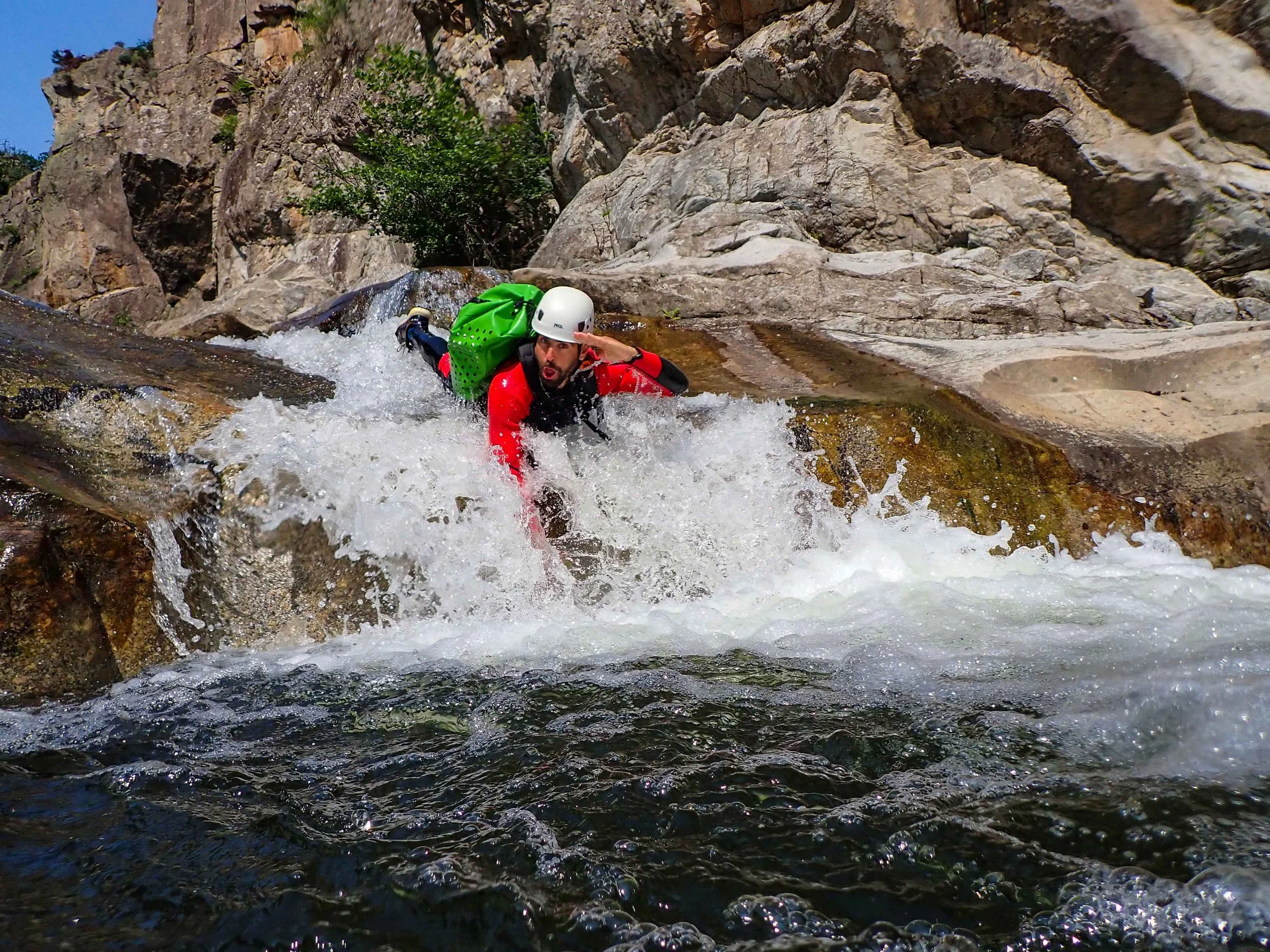 Homme en VTT dans une rivière rocheuse