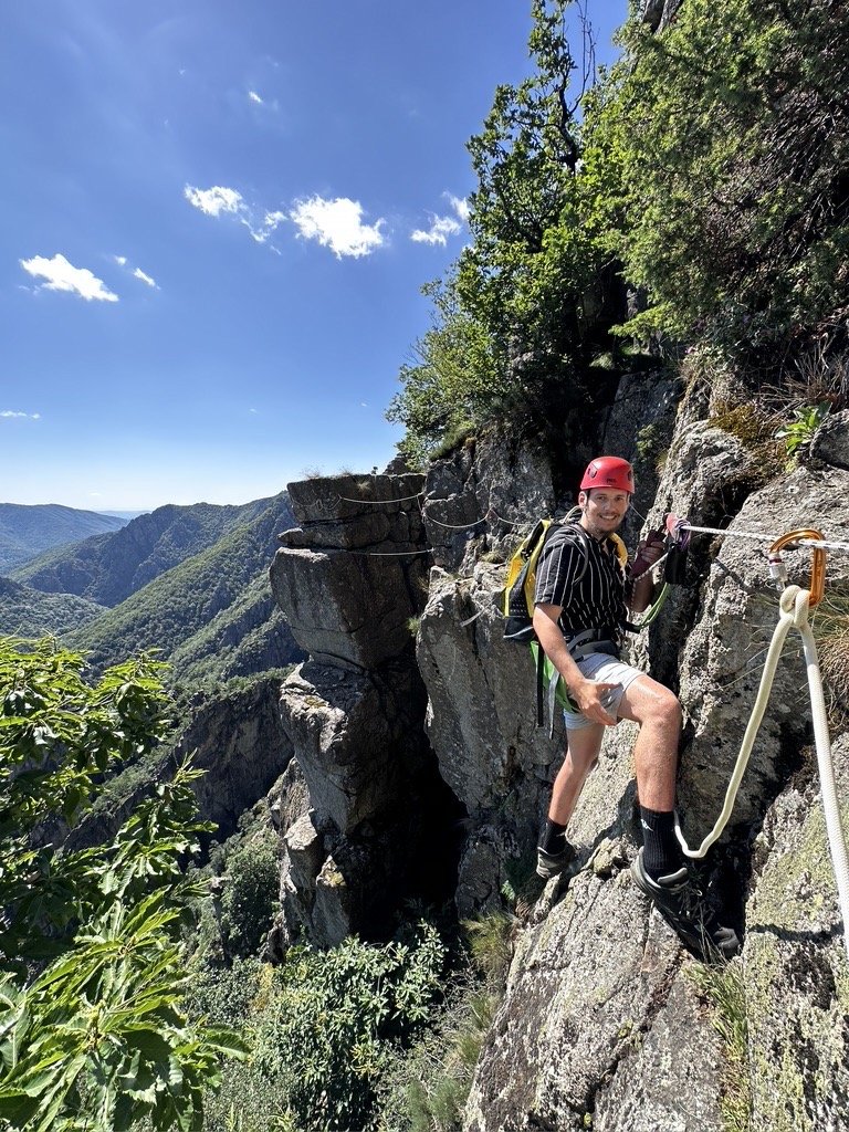 Progression sur câble à la via-corda du Balcon du Chassezac