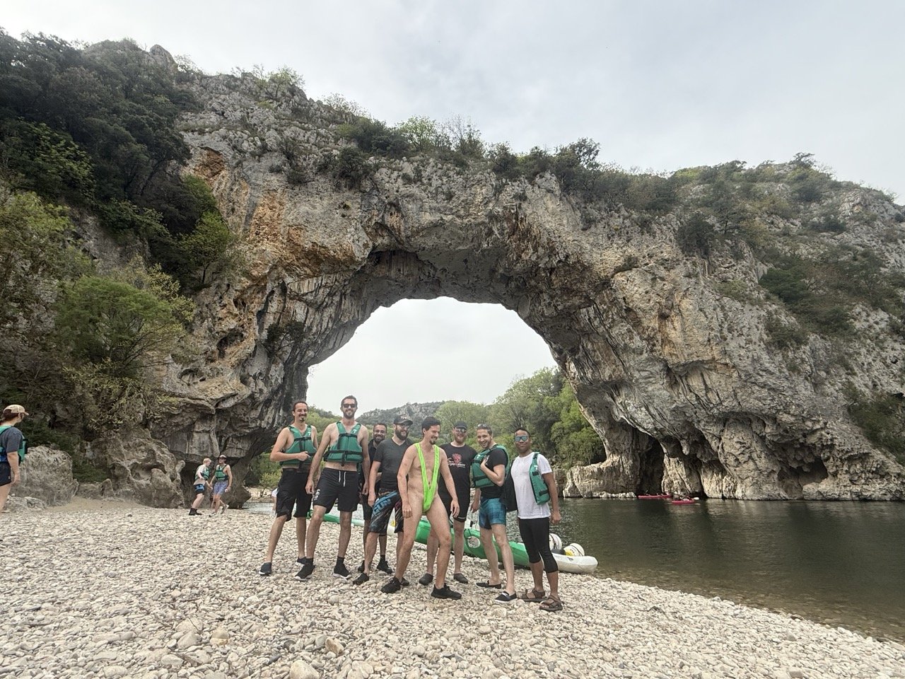 Groupe réuni au pied du Pont d'Arc après une descente en canoë