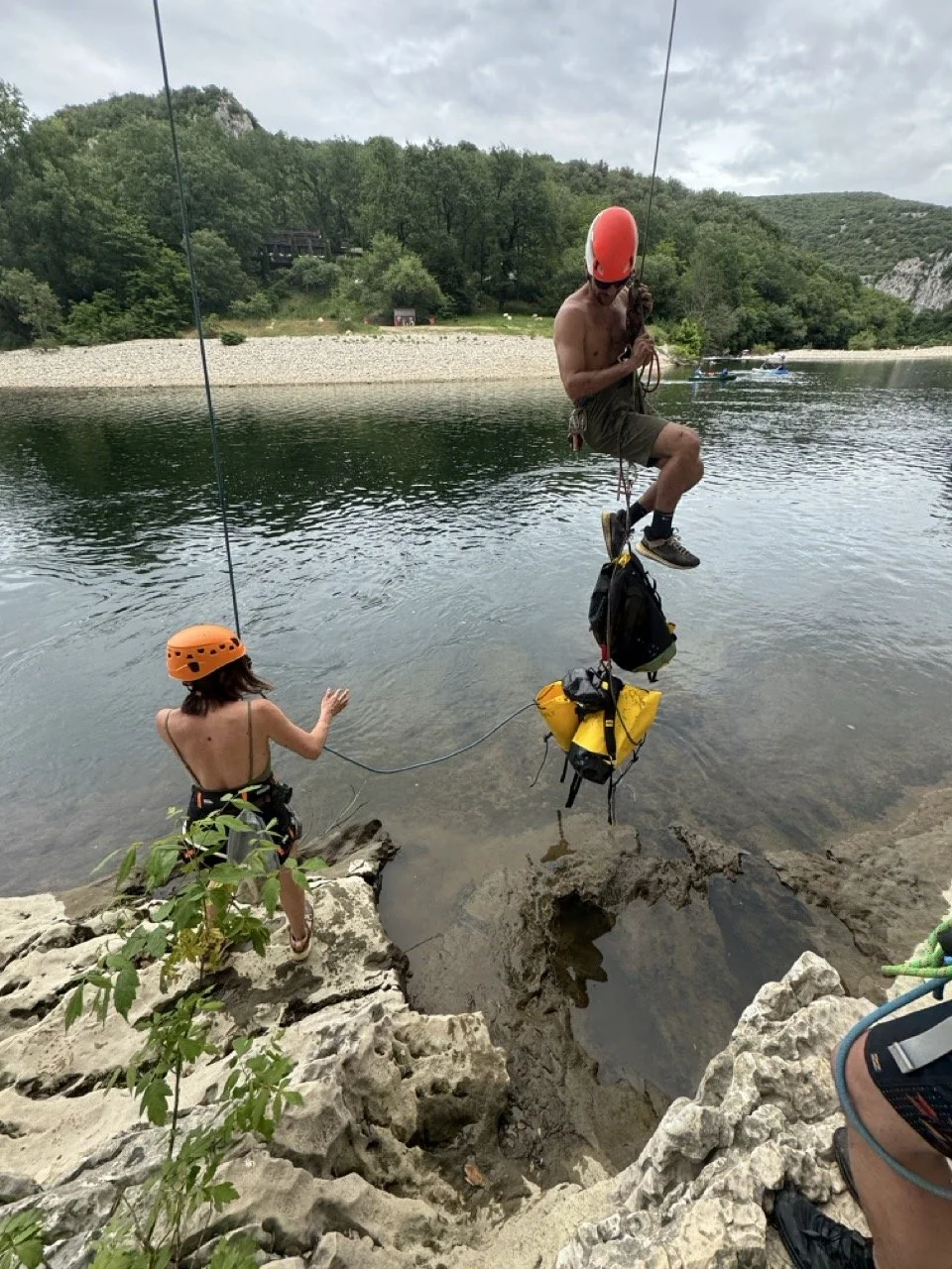 Parcours vertical de via corda suspendu au-dessus de la rivière