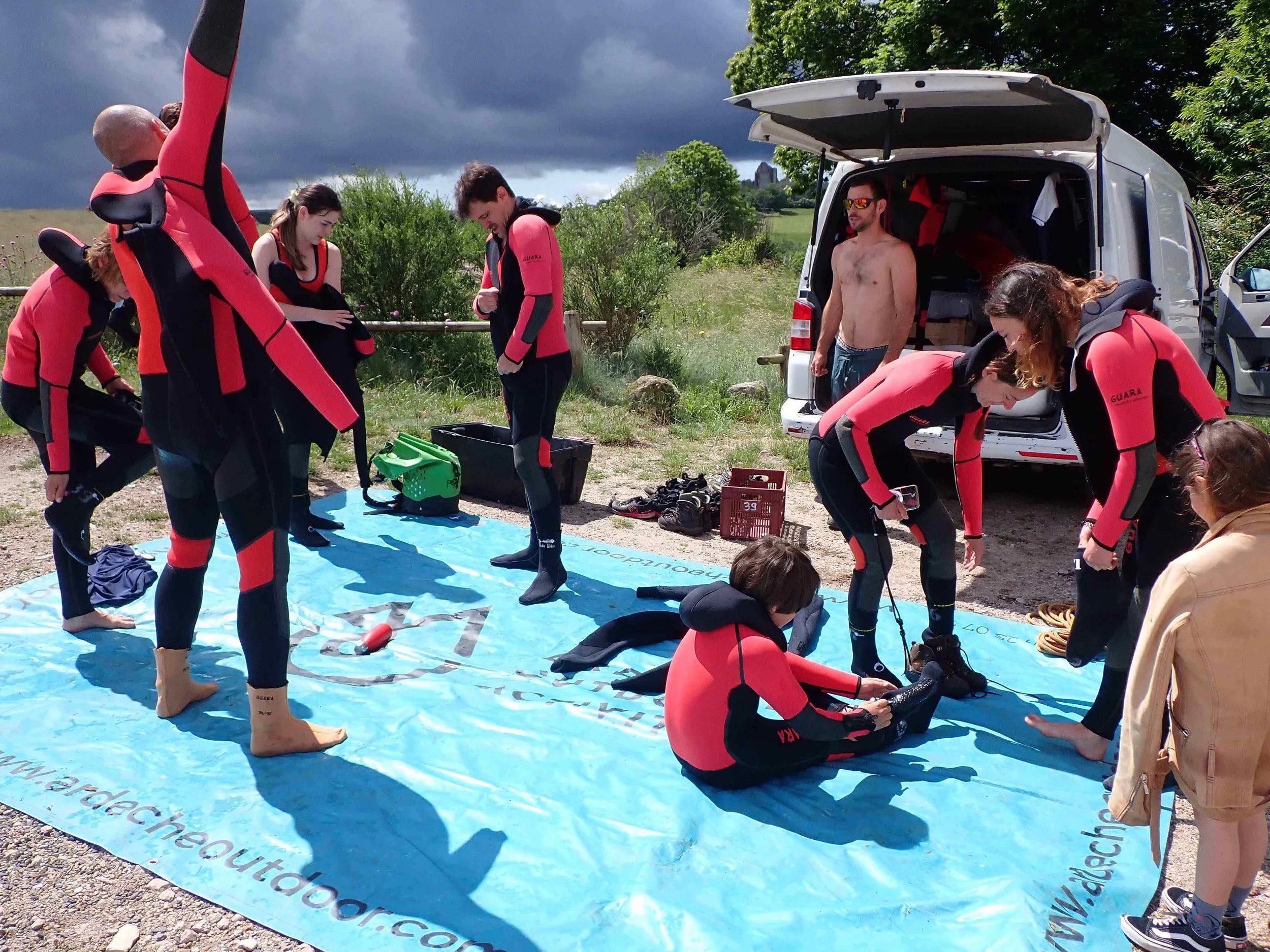 Préparation pour la sortie : Combinaison, Chaussons, Chaussure, Casque, sac et baudrier sont fournis !