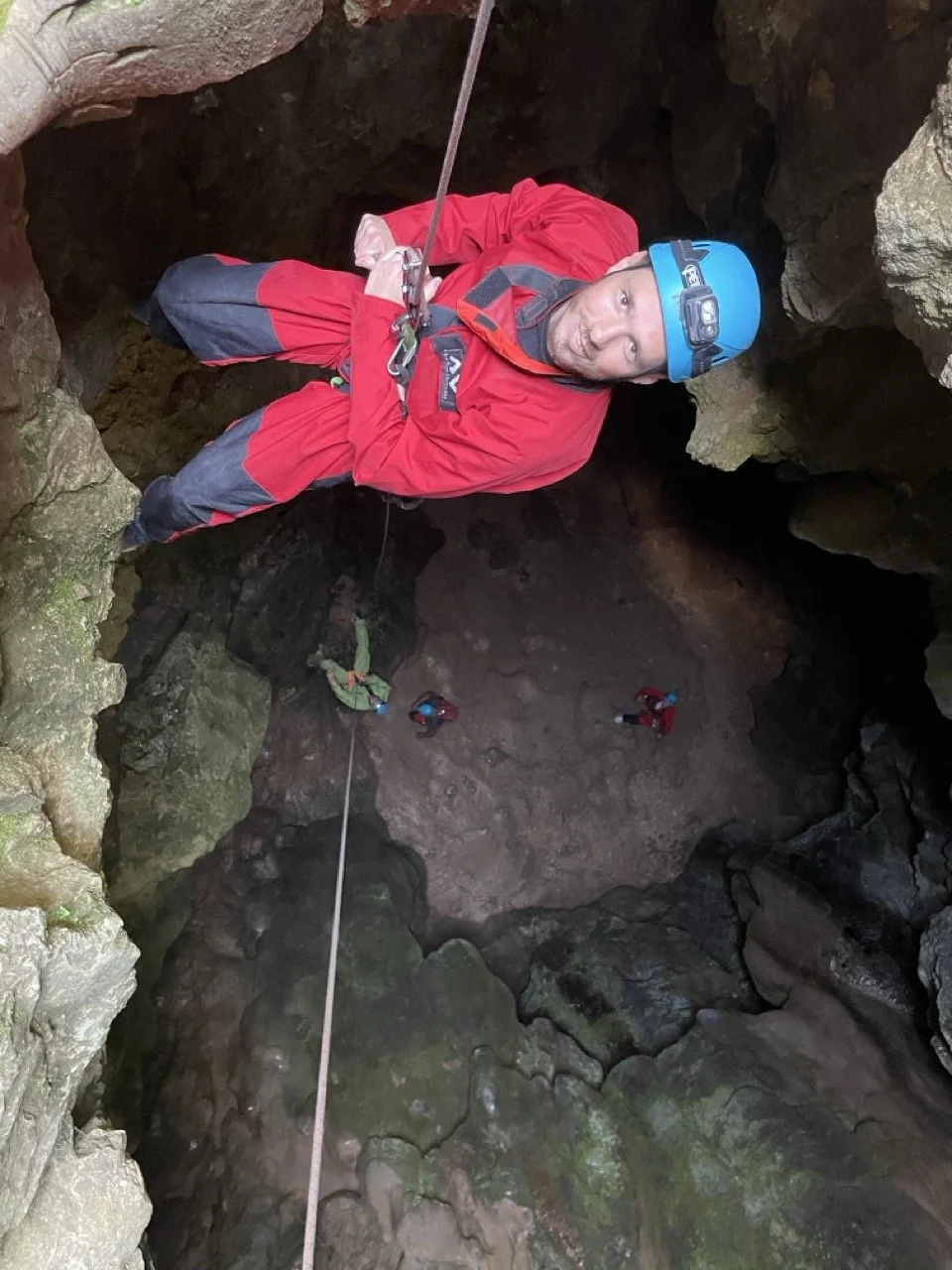 Groupe en spéléo à la grotte des Deux Avens