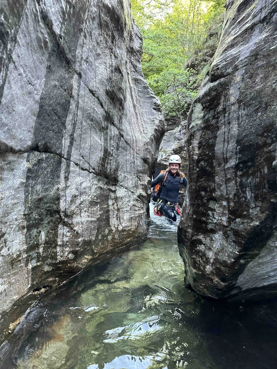 Slot canyon sculpté aux parois dorées au Roujanel