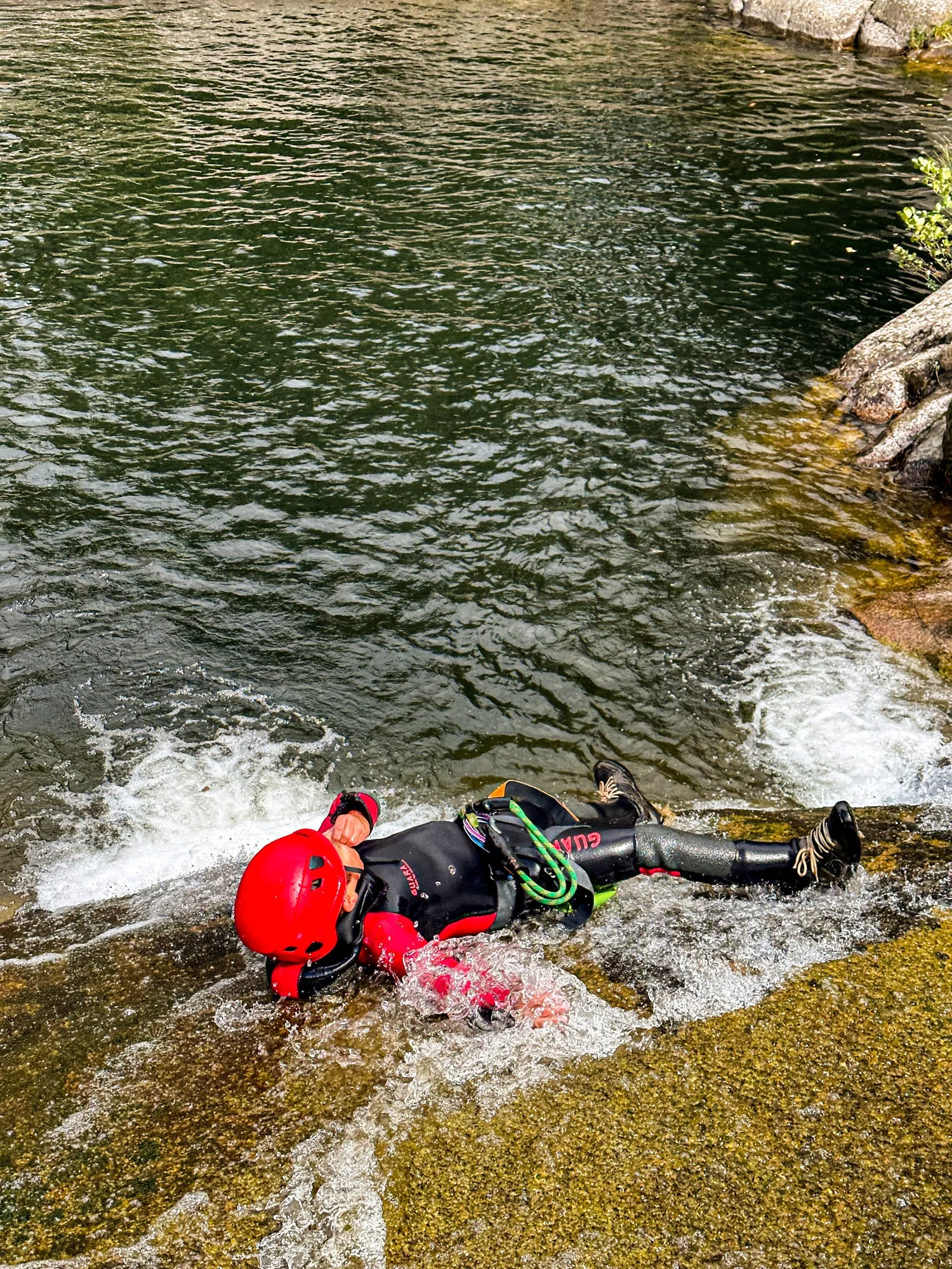 Nage en combinaison dans la rivière du Chassezac