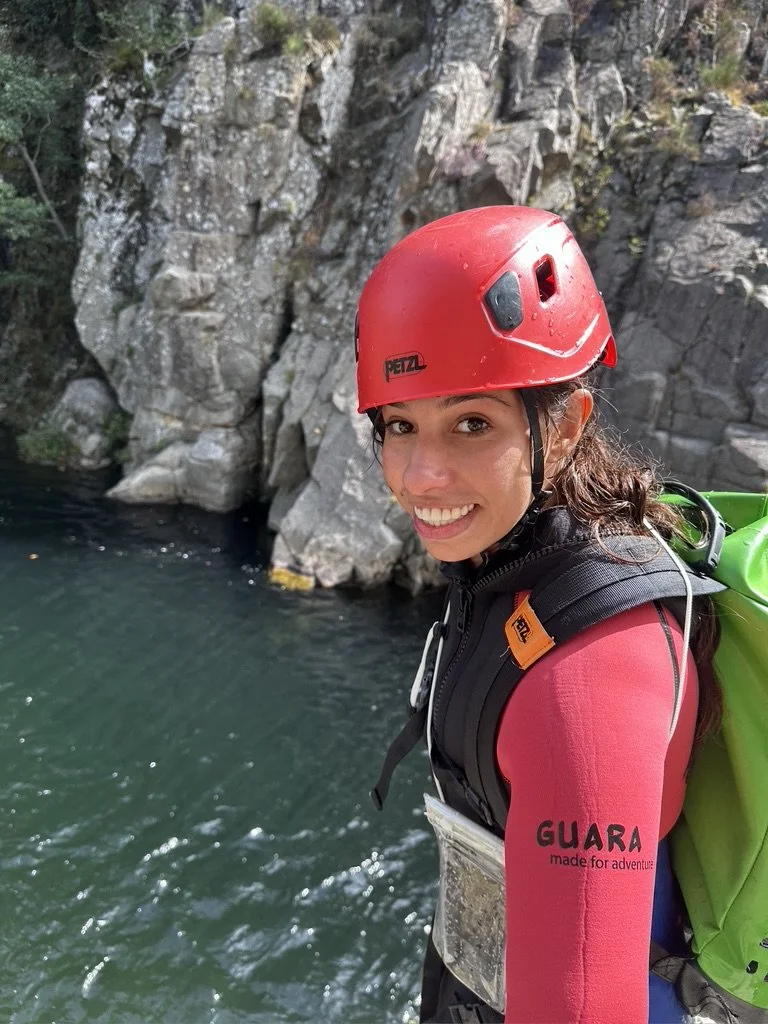 Portrait souriant en combinaison au Bas-Chassezac