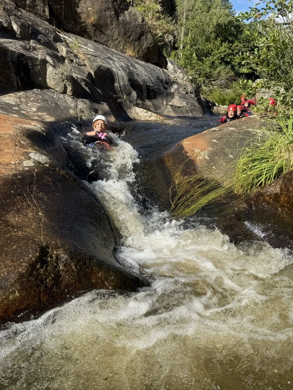 Saut dans une vasque au canyon Rock'N'Roll en Ardèche