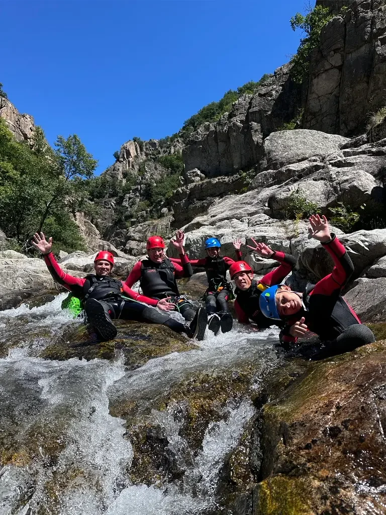 groupe heureux en canyon.webp