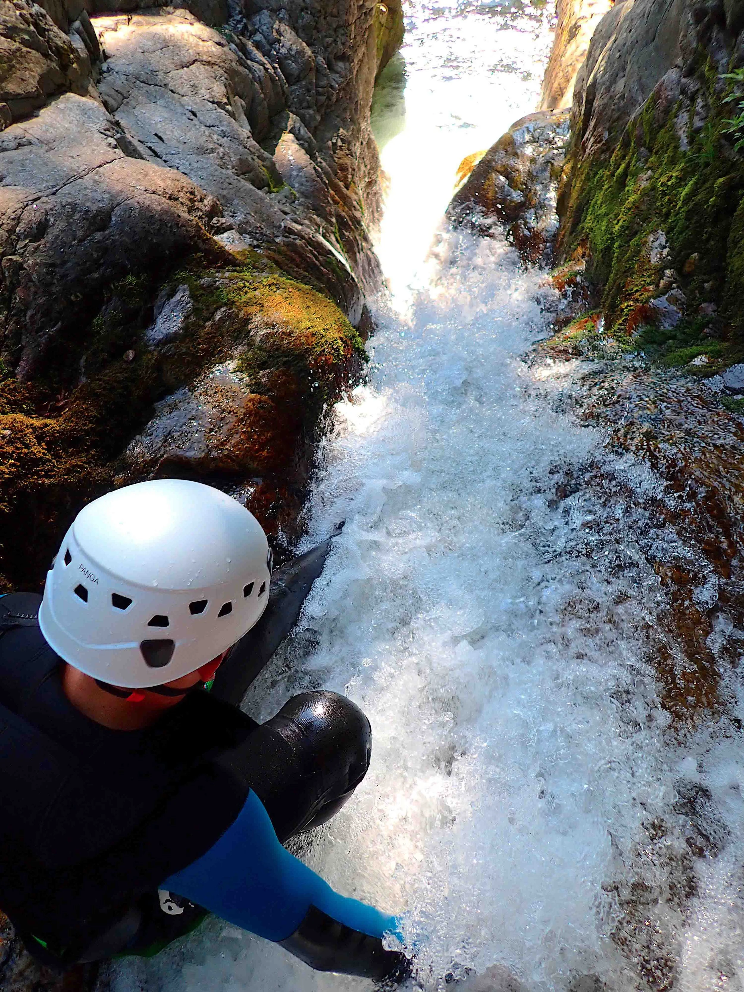 Glisse dans les Toboggans naturel du Canyoning Eaux Froides