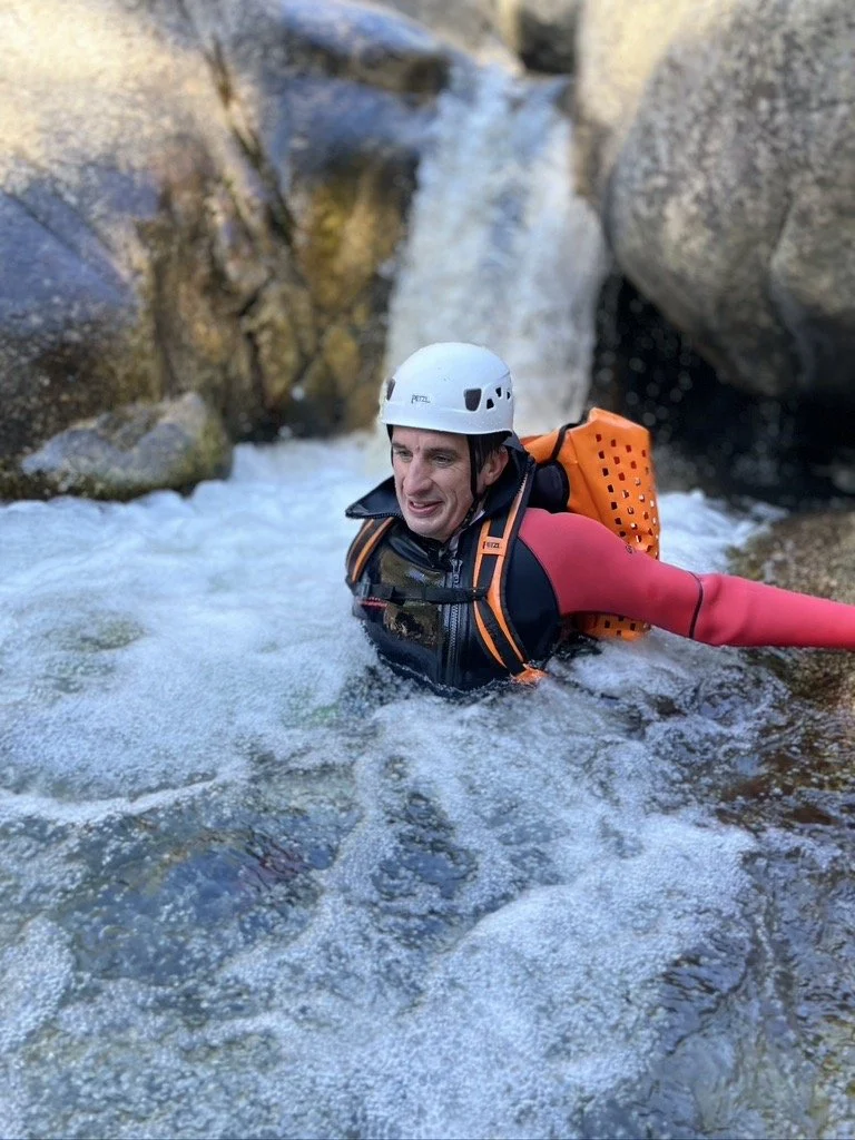 Saut dans une vasque au canyon Rolling-Stone en Ardèche