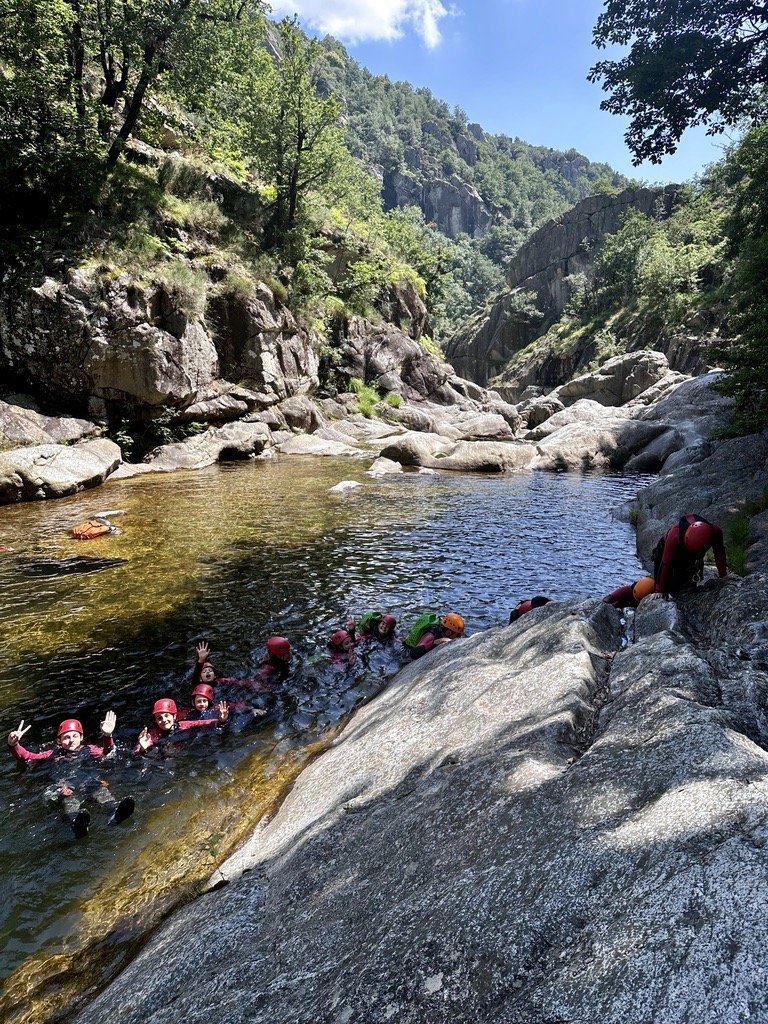 Saut dans une vasque au canyon Graine de Rockeur