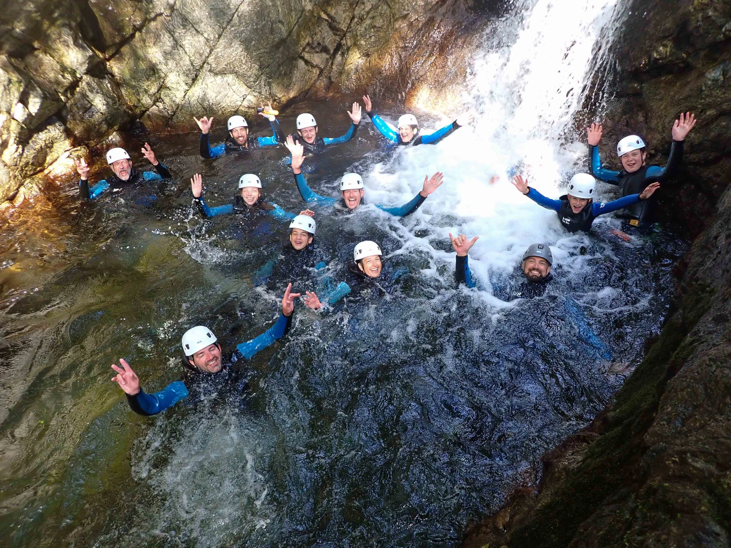 groupe sous une cascade en ardeche