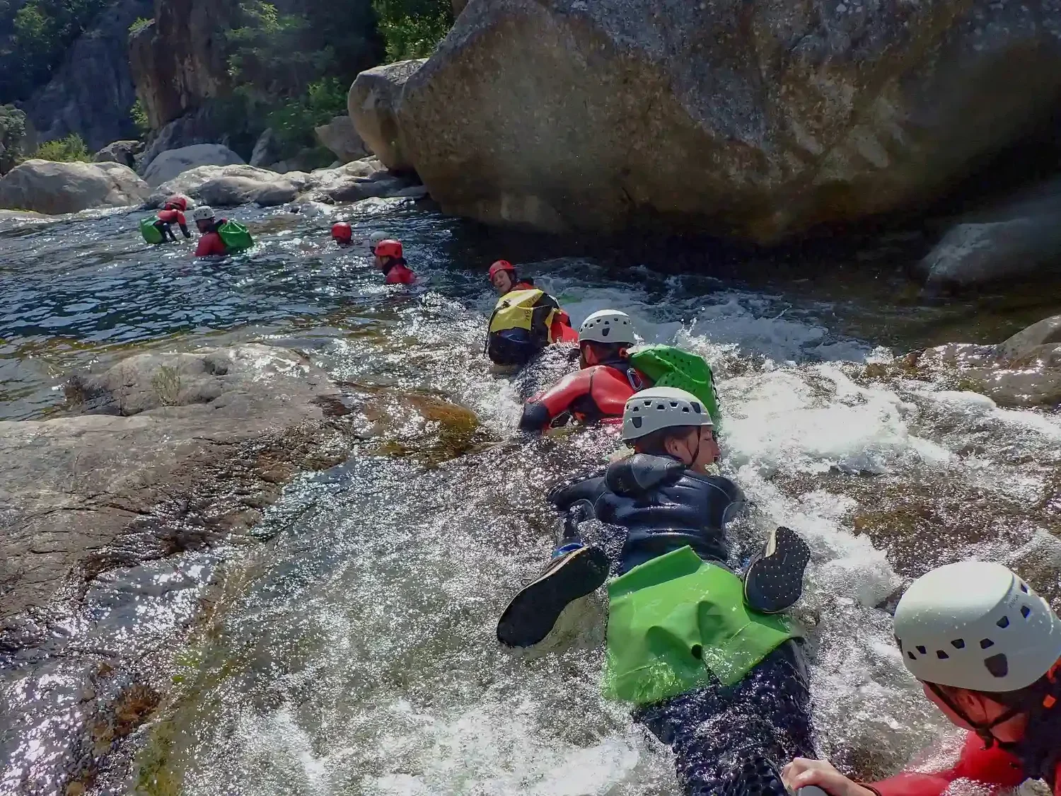 Groupe soudé progressant ensemble dans la rivière lors d'un raid multi-activités en Ardèche