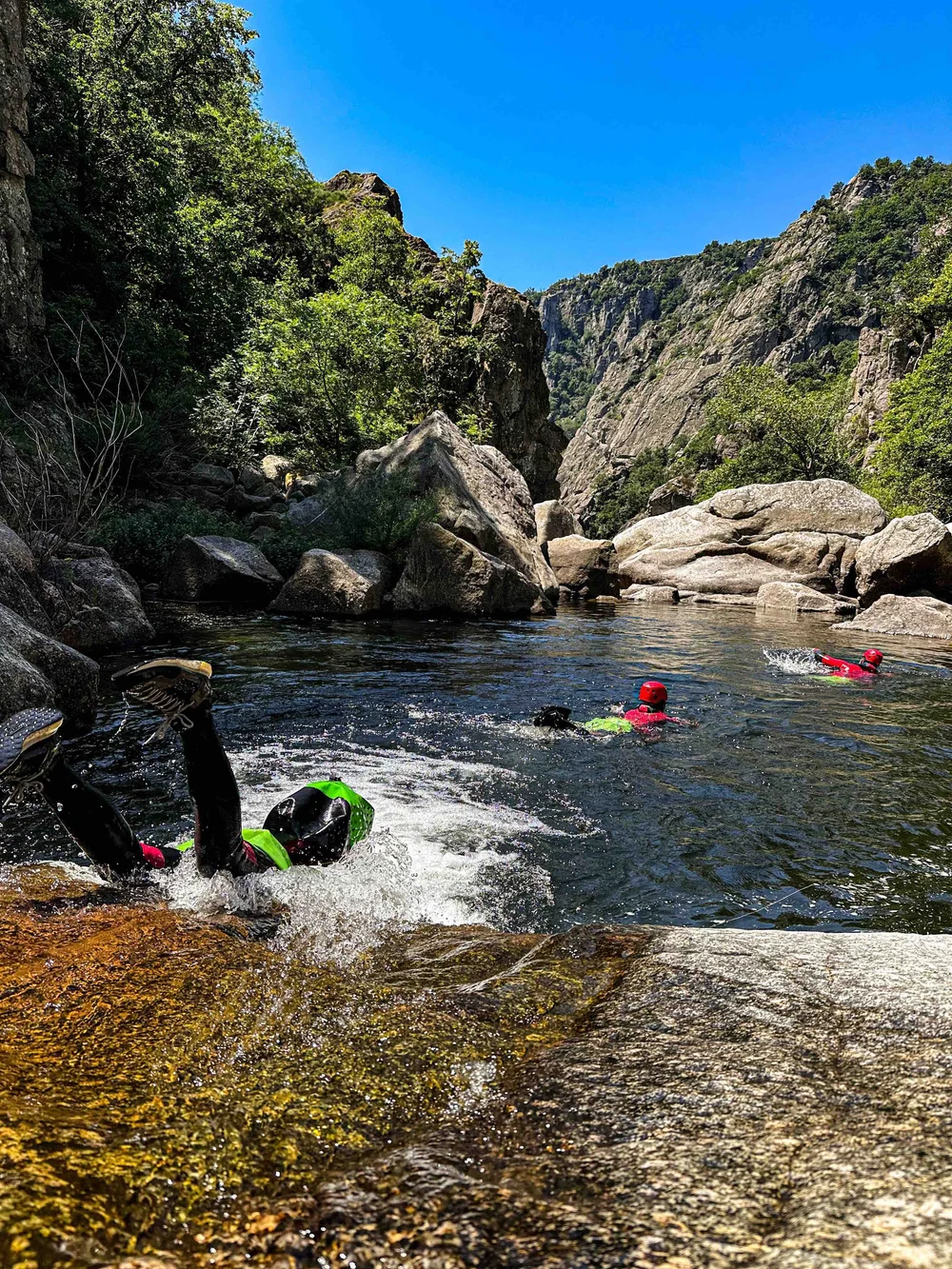 Nage en eau claire au cœur des gorges, entre collègues