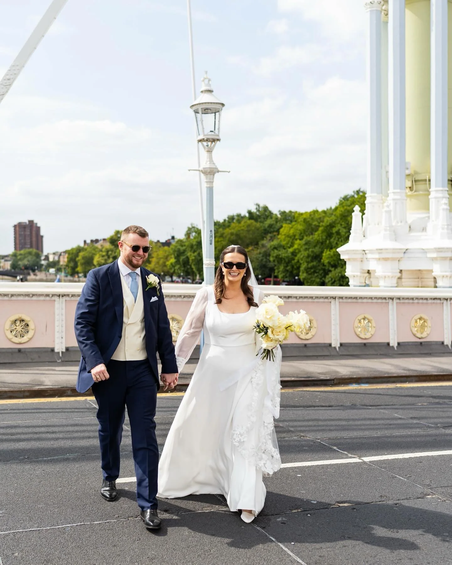 Messing around on Albert Bridge with Caroline and Patrick 💓 I&rsquo;ve loved revisiting galleries from last year -  new blog post ft. these two! 

Photographer: @sallyfaithphotography 
Content creator: @elledavies.content 
Venue: @marrymeinchelsea @