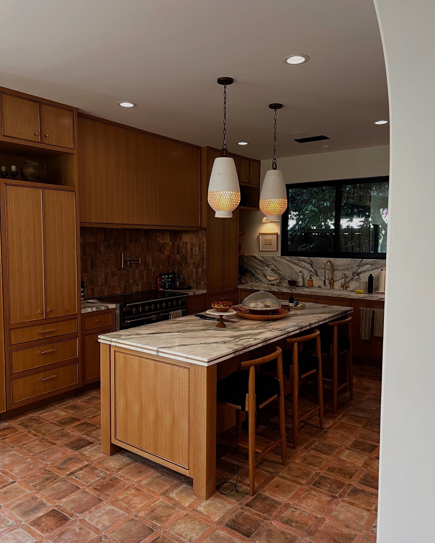 Kitchen Goals!!

Beautiful home renovation done for our clients in Venice Beach, CA. Absolutely love how this kitchen turned out!
.
.
.
.
#HawkesCustomHomes #Remodel #HomeRenovation #CustomHome #CustomHomeBuilder #Kitchen #KitchenGoals #GeneralContra