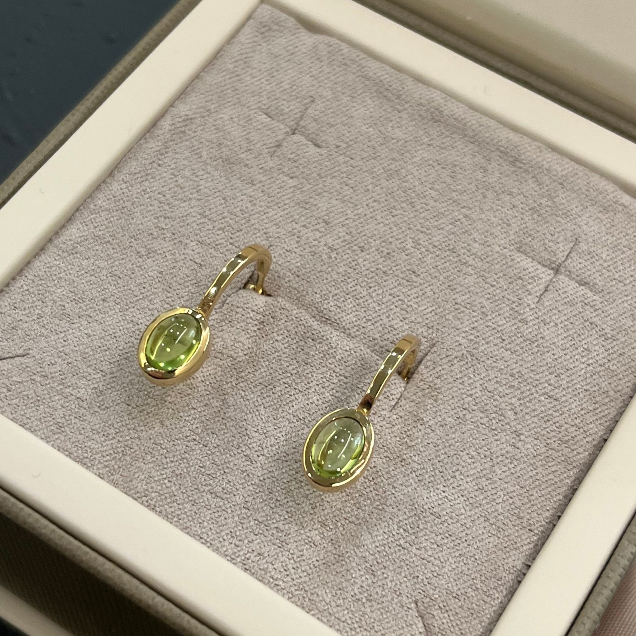 Orecchini cerchio 3/4 in oro 18 kt con peridoto taglio cabochon ovale.Chiusura perno e farfalla_particolare