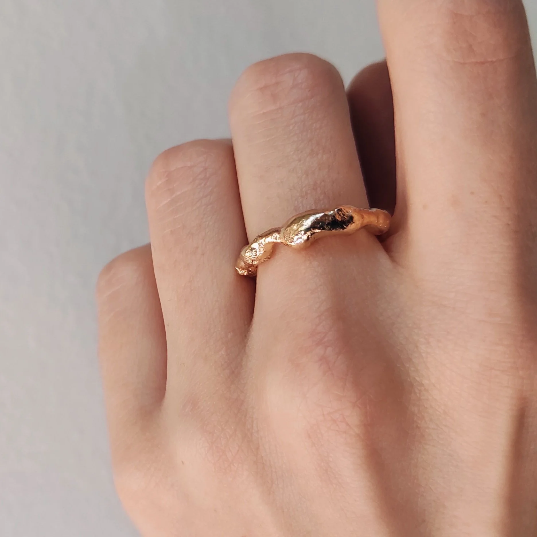 Anello Woodland oro giallo indossato