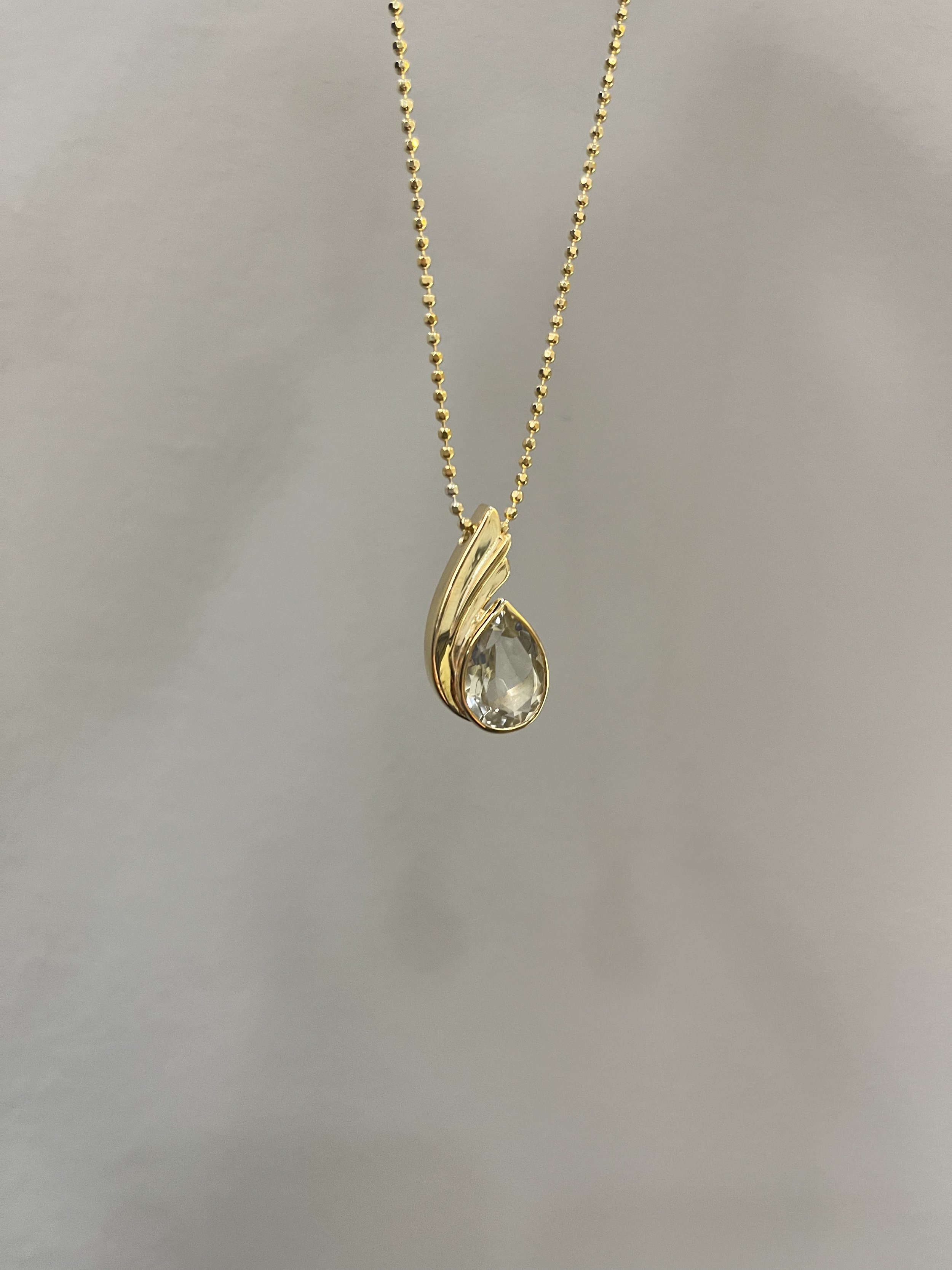Girocollo argento 925 dorato ciondolo taglio goccia prasiolite ametista verde sfondo neutro