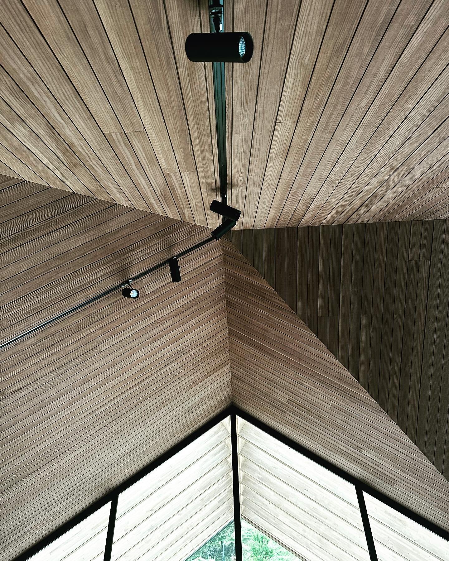 How good is this feature timber ceiling looking 👌🏻 beautiful job @mc_too_clean 
#planitconstruction #craftsmanship #bespoke #architectural #creative #natural #timber #lighting #featureceiling #cathedral @abodowood @bevan_at_abodo