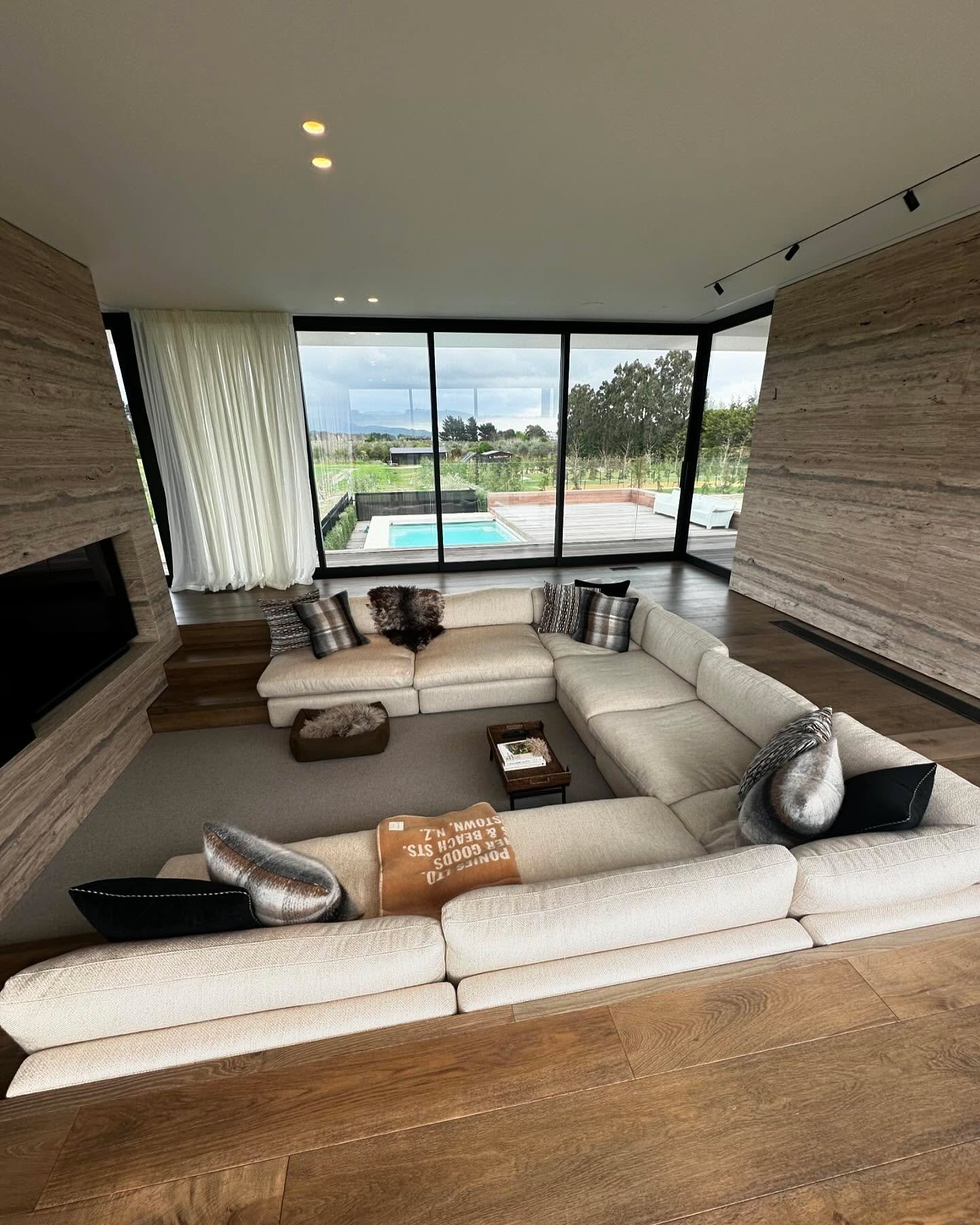 Stunning sunken lounge creating a beautifully defined space as well an inviting place to settle and converse or relax. #sophistication #elegance 

The @the_m_house_2022 designed by @ponting_fitzgerald_architects crafted by @planitconstruction 

#visu