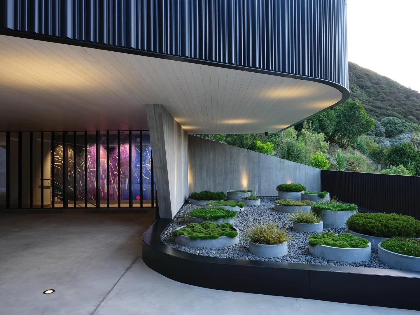 Curves and cantilevers. Sleek and sculpted. Form@and function. Black beauty 👌🏻

#Design @stevens_lawson_architects #craftmanship @planitconstruction #bespoke #architectural #houses #home #garden #porcelain #insitu #entrance #bestbuilderwellington #