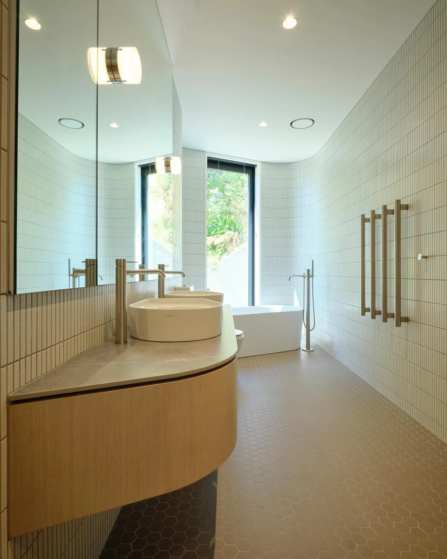 Bathroom art 👌🏻

#bathroom #bathroomdesign #bathroominspiration #curved #mosaic #bespoke #planitconstruction #craftsmanship @planitconstruction @stevens_lawson_architects 📷 @mrmrsmithnz
