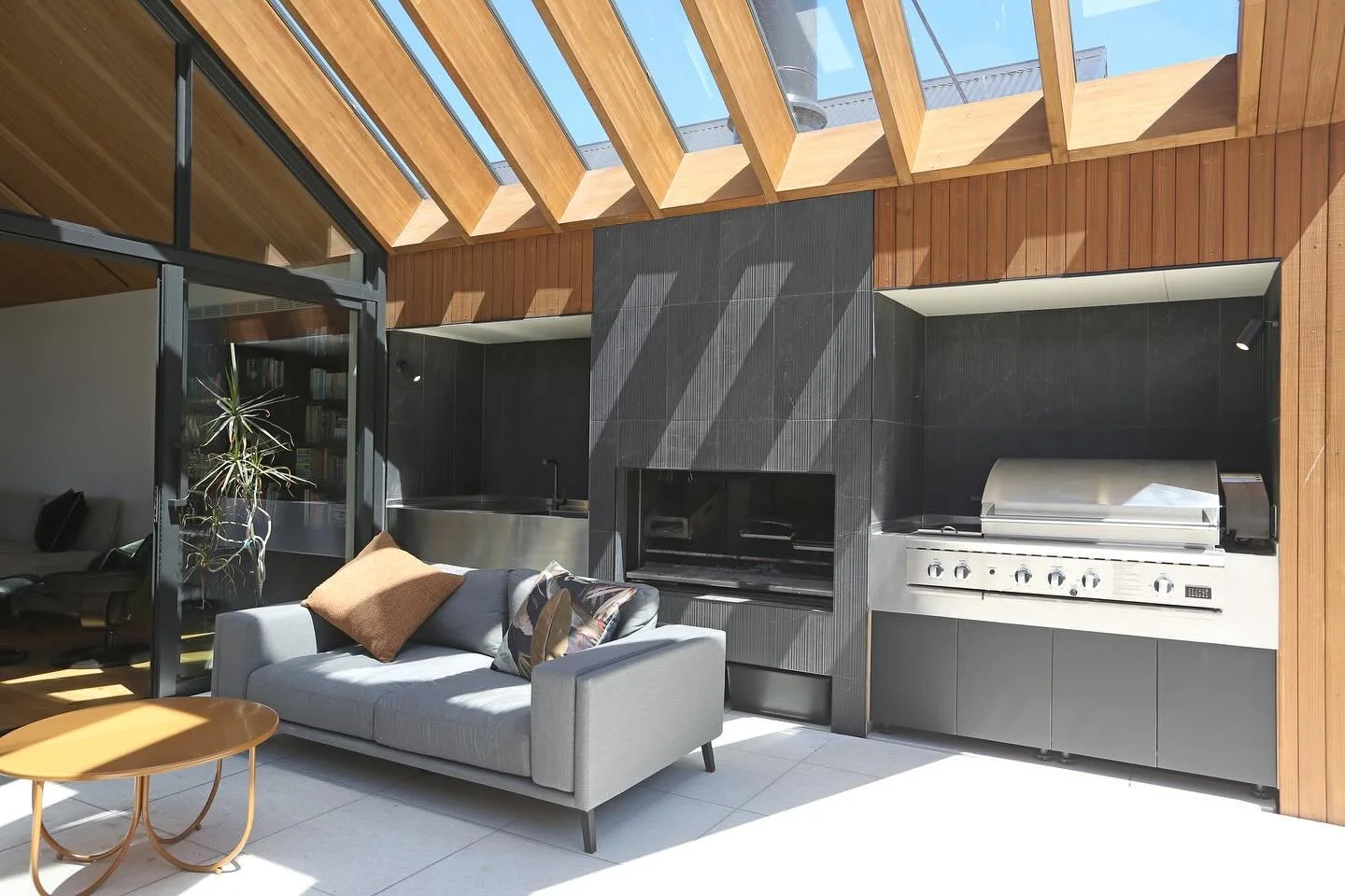 Who doesn&rsquo;t love a covered outdoor kitchen in Wellington! 
#bespoke @andrew_sexton_architecture #outdoorliving #outdoorkitchen #dcs @dcsoutdoor #fire #cookingfire @escea_fireplaces @dressmynestnz #outdoorfurniture #bbq #glassroof @abodowood