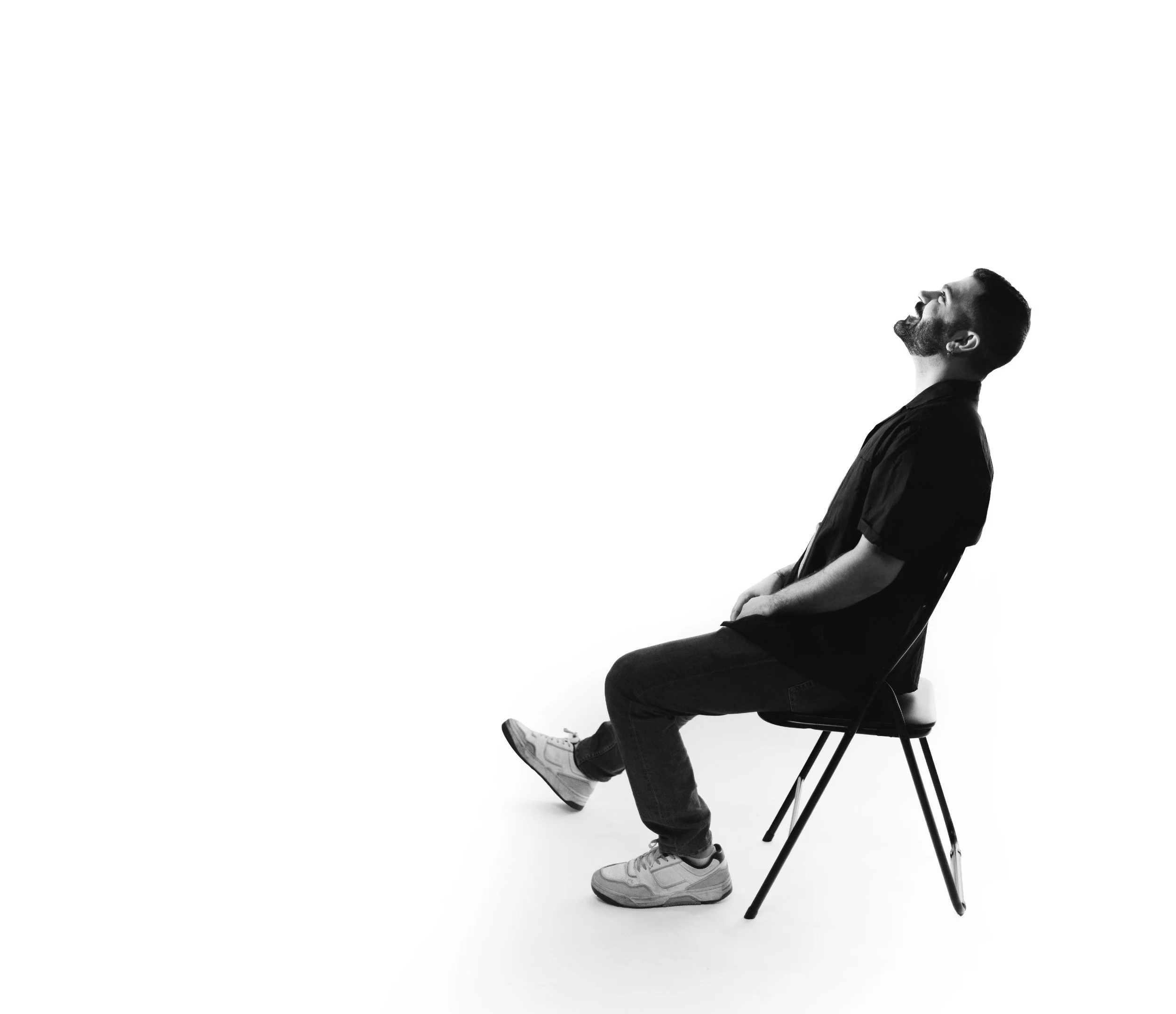 Svartvitt porträtt av Badi Khwies, grundare av BKMEDIA. BKMEDIA är en visuell produktionsstudio med fokus på fotografi, filmproduktion och visuellt innehåll för företag, event, varumärken och kulturprojekt i Norrköping, Västerås och övriga Sverige.