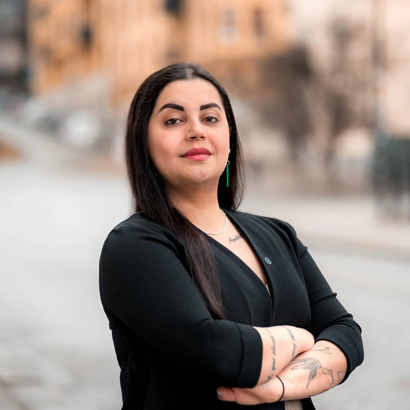 Porträttfoto från Norrköping för politisk kommunikation, fotograferat av BKMEDIA, Badi Khwies. Bilden visar en kandidat från Centerpartiet i stadsmiljö med trygg hållning och professionellt uttryck. Visuellt innehåll för kampanjer.