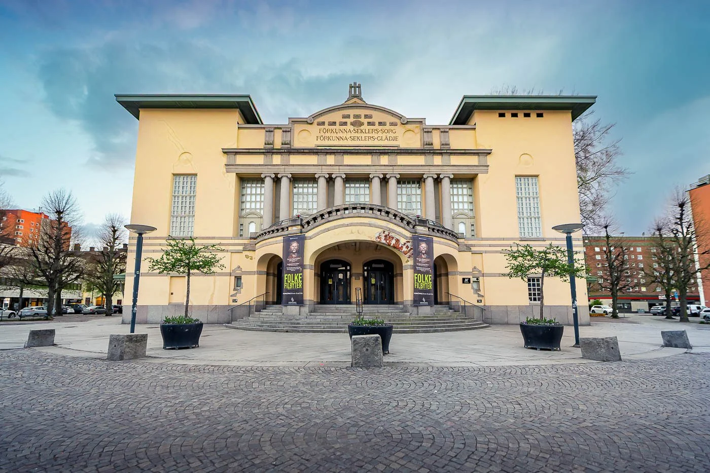 Stadsbild från Norrköping, fotograferad av BKMEDIA Fotograf: Badi Khwies. Bilden visar teaterbyggnaden med klassisk arkitektur, stora fönster, trappor och stenlagd plats framför entrén. Skapad för platsmarknadsföring och destinationer