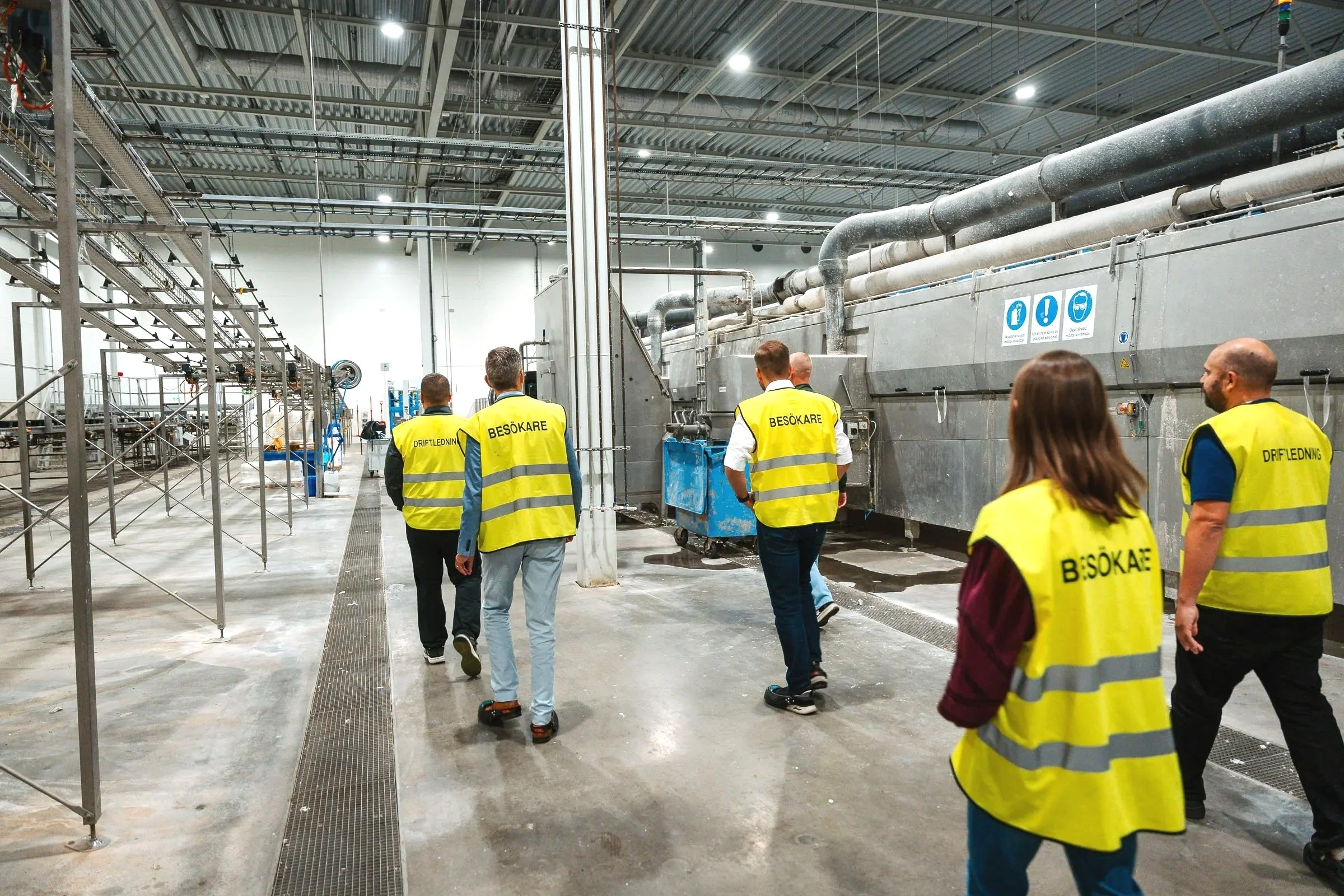 Eventfoto från Företagsveckan i Västerås, fotograferat av BKMEDIA. Bilden visar ett företagsbesök i industrimiljö med deltagare i reflexvästar och fångar näringsliv, produktion och samverkan. Innehåll för företag, kommuner och platsmarknadsföring.