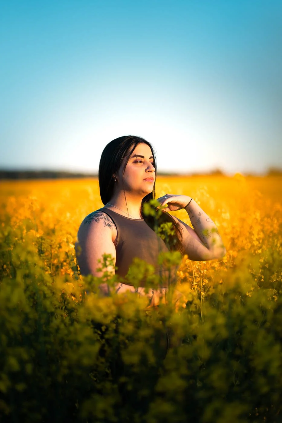 Porträttfoto i naturlig miljö, fotograferat av BKMEDIA, Badi Khwies. Bilden visar ett kreativt modeporträtt i ett blommande fält med varmt kvällsljus, färg och mjuk känsla. Visuellt innehåll för porträtt, kreativa projekt och personlig kommunikation.