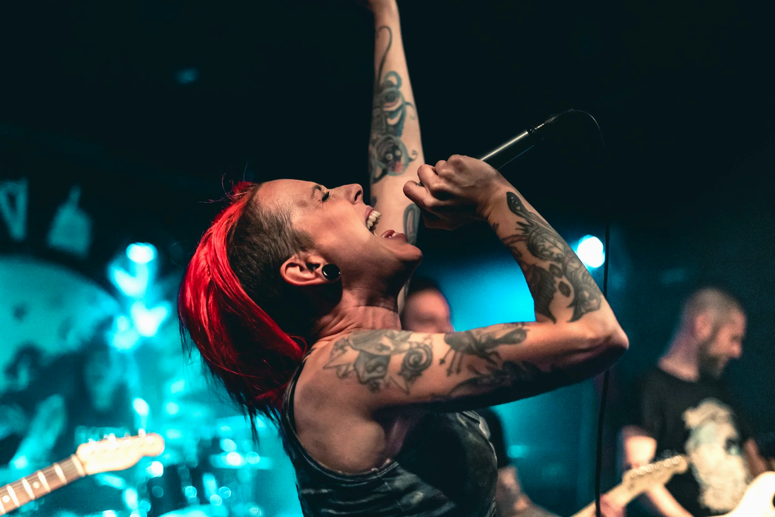 Scenfoto från Världen Brinner, fotograferat av BKMEDIA. Bilden visar en intensiv liveperformance med stark närvaro, rå energi och punkkänsla. BKMEDIA skapar konsertfoto och visuellt innehåll för artister, band och livescener.