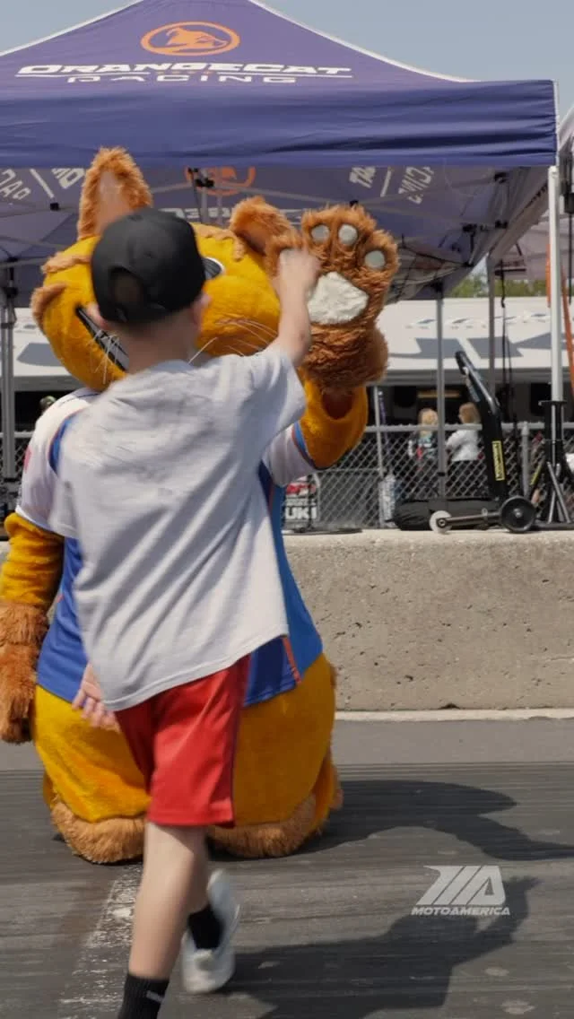 Not every race team has a mascot — but we’ve got Hank, and he’s repping OrangeCat Racing in style. 🐈💨 Fast, fierce, and full of personality.
.
🎥 @skwid.media
@motoamerica @motoworkschicago @alpharacingofficial @O