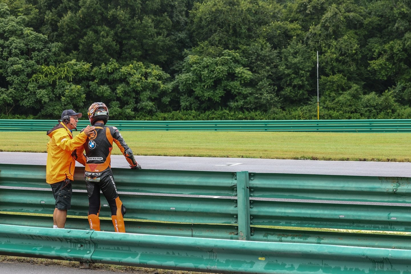 Nothing like a pep talk from your dad. 🧡

📸@brianjnelsonphoto 

#OrangeCatRacing&nbsp;#MotoAmerica&nbsp;&nbsp;#meow&nbsp;#motorcycles&nbsp;#RoadRacing #MotorcycleRacing #FastCats