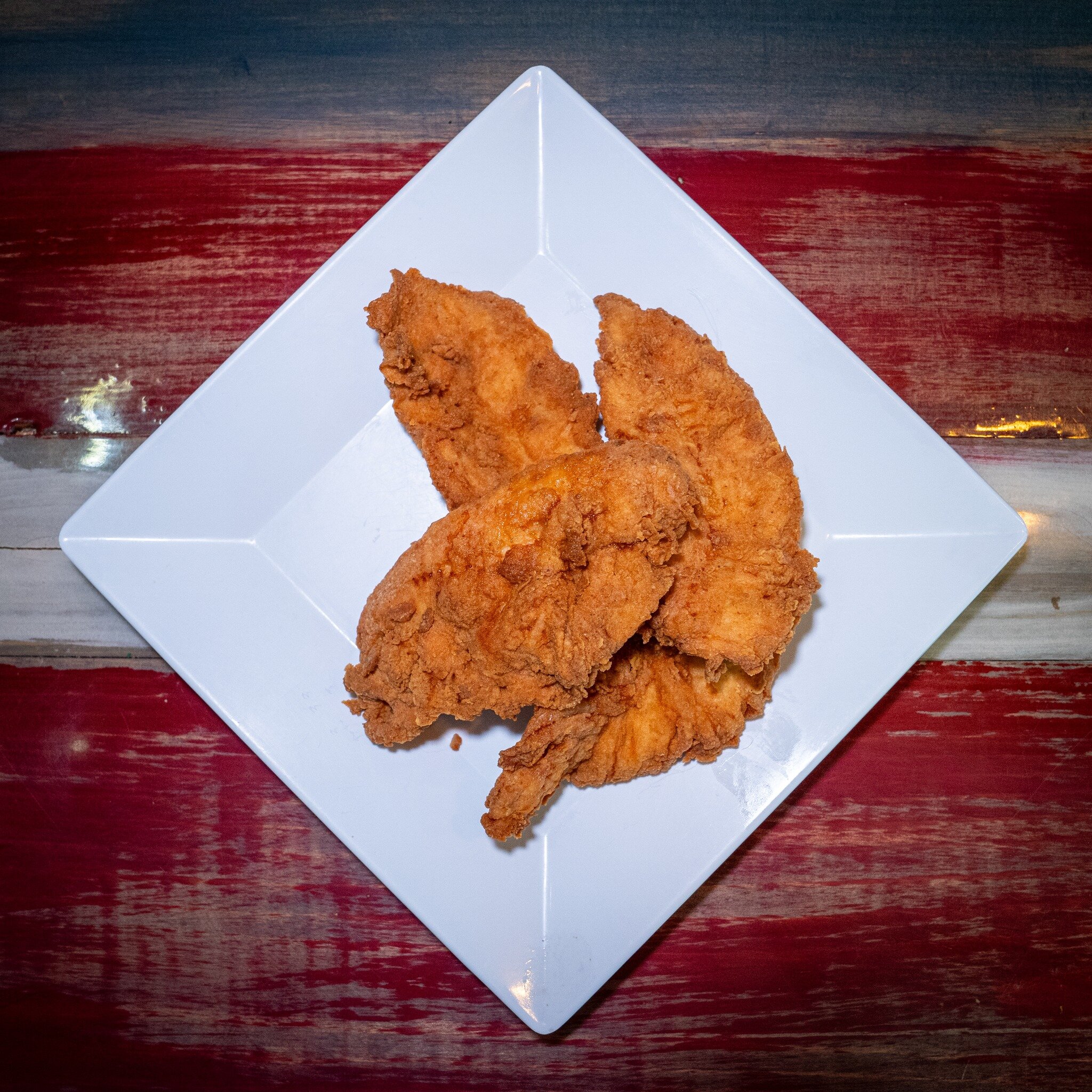 Enjoy the crispy taste of our Chicken Tenders while dipping them in our wide selection of sauces like Mango Habanero, Garlic Parmesan, Nashville Hot, and others!