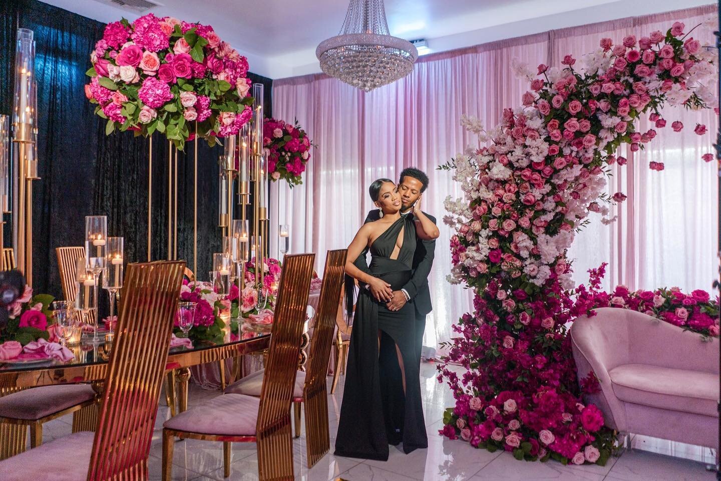 Intimate events&hellip; are still our favorite. ❤️

Design/Decor: @largerthanlifeevents 
Flowers : @fiercefabevents 
Flower Crown: @circleoflife_events 
Balloons: @finer_events 
Rentals: @glampartyrentals 
Graphics: @shaylaparkerdesign 
Acrylics/floo