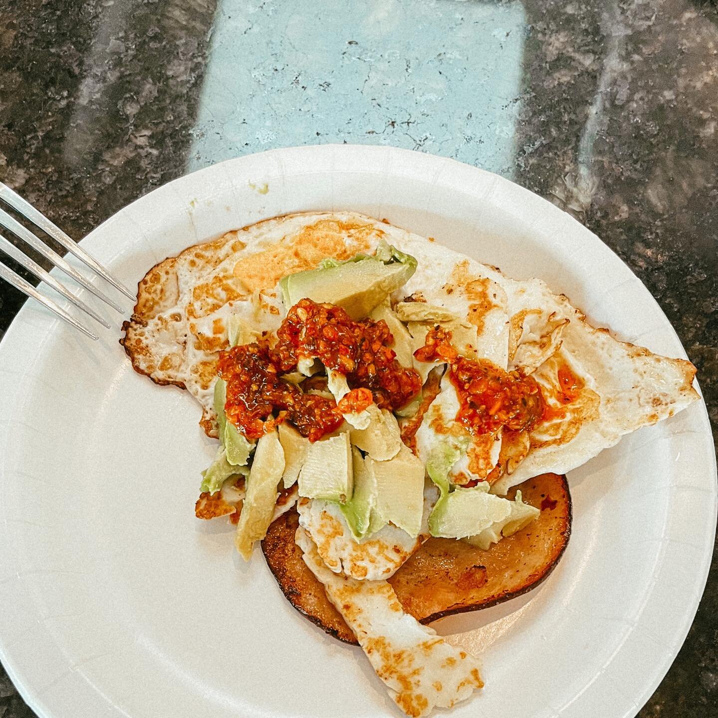 highly recommend this breakfast combo! FRIED HALLOUMI, APPLEWOOD SMOKED TURKEY &amp; EGGS topped w AVOCADO &amp; CRUNCHY CHILI ONION.

fry ✌🏻 eggs in @kerrygoldusa butter with a slice of @hormelfoods applewood smoked deli turkey. remove from pan. ad