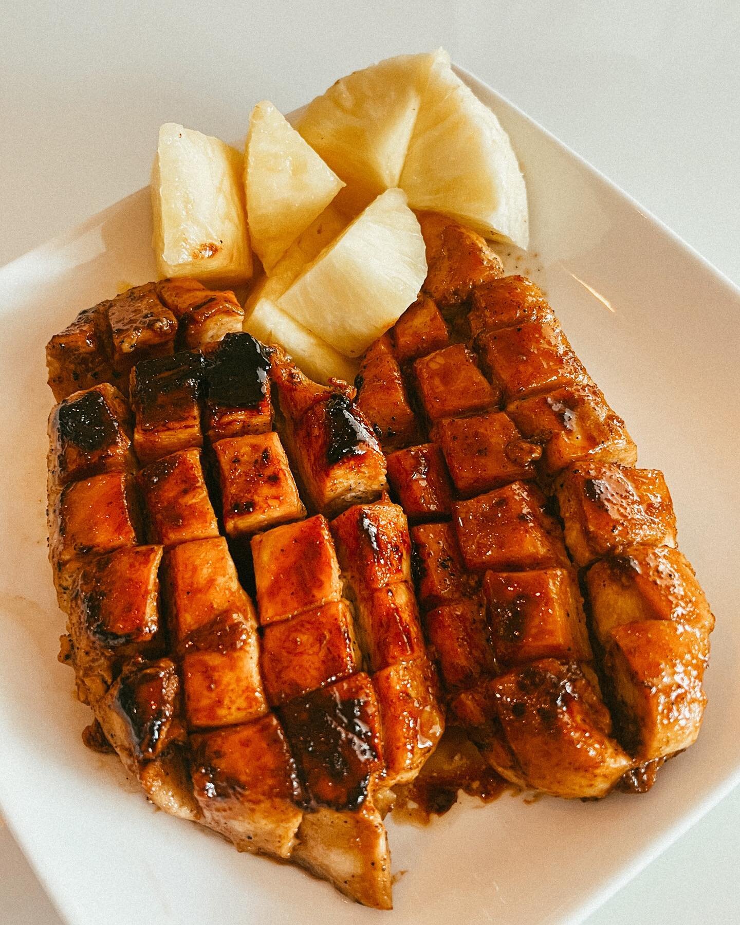 HONEY GLAZED CHICKEN
for @beckam_nilsson tonight (he&rsquo;s sticking to protein, fats &amp; fruit mostly right now &amp; feeling amazing. we had @eatbanza pasta w meat sauce. also delish but not as pretty). when he saw his dinner, he said it looked 