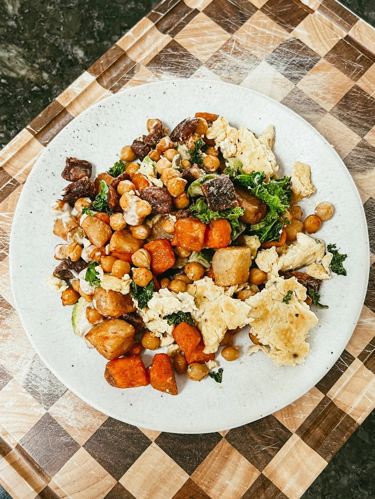 one of my favorites @cafesmitten is the vegan burrito bowl +egg +sweet potatoes +feta so I recreated it for brunch today (-mushroom cause I didn&rsquo;t have any 🫤). 

eating foods that build progesterone and support liver health on days 11-15 of yo