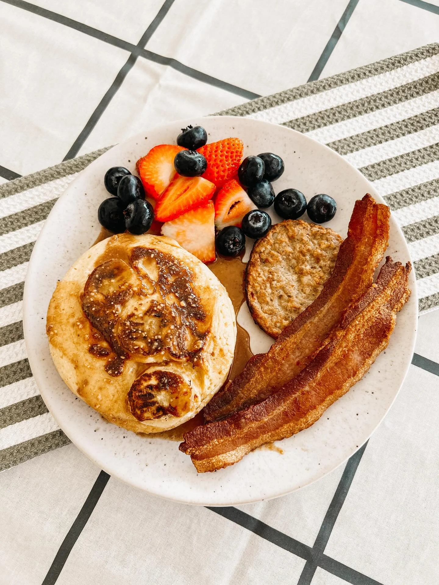this PROTEIN BANANA PANCAKE stack with PEANUT BUTTER MAPLE SYRUP was 10/10!!! here’s what I did:
BLEND IN VITAMIX:
1c 2% cottage cheese
1/2c @strausmilk nonfat greek yogurt
4 eggs
1 1/2c @bobsredmill rolled oats
1/2t baking powder
1t vanilla
*