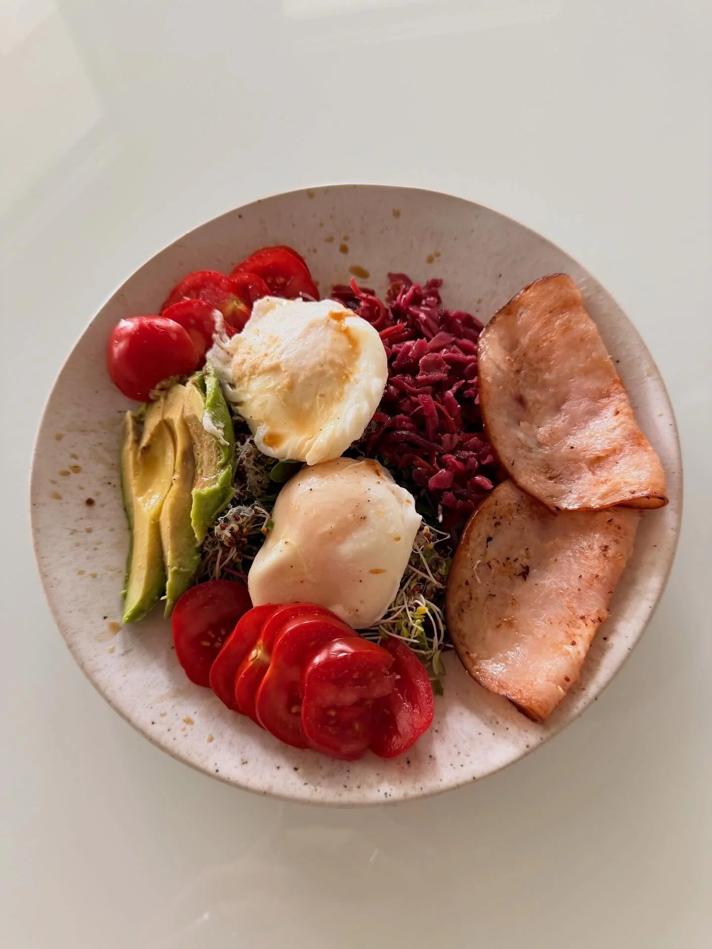 pretty little 28g protein plate
🌈 micro greens
🥦 sprouts 
🍅 campari 
🫜 kraut
🥚 2 poached
🦃 applewood smoked @hormelfoods natural choice
🥑 
balsamic vinegar
salt

*for an extra 15g protein boost pair with a side of 🍓 vanilla almond 🥛 
1/2 sco