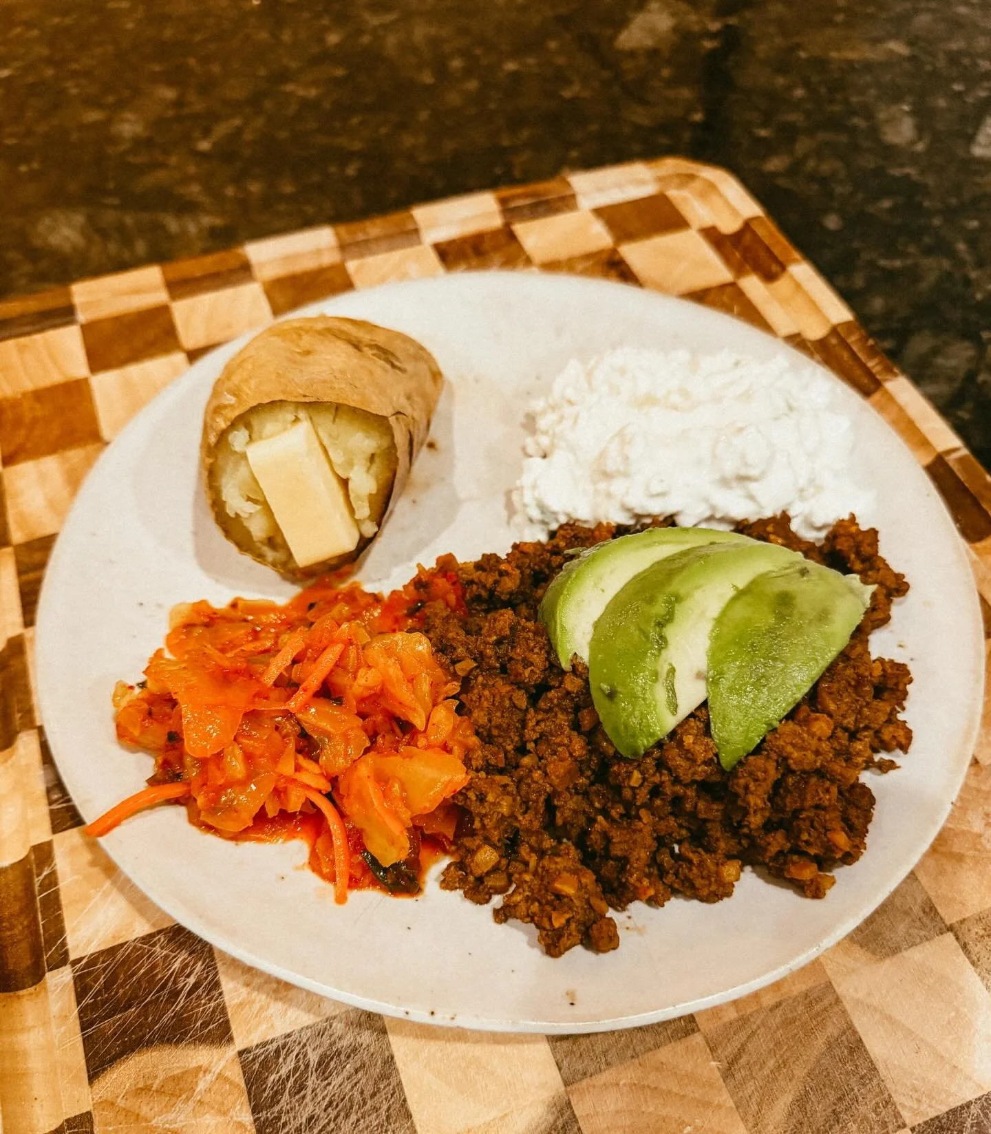 I don&rsquo;t listen to everything @courtneycookinsta tells me, like there will be no baked beans with tuna &amp; a mound of mayo but THIS! I cannot explain to you why a gruy&egrave;re stuffed white baked sweet potatoe topped with @clevelandkitchen k