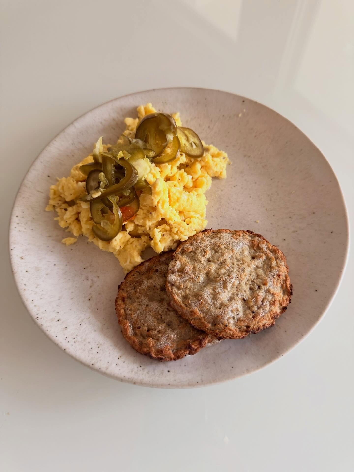 35g protein post workout breakfast plate:
1/4c 2% @good_culture cottage cheese *scrambled eggs topped with @clevelandkitchen hot honey pickled jalape&ntilde;os + @applegate chicken maple sausage (air fried @375, 8min)
*2 whole eggs, 2 eggs whites = 1