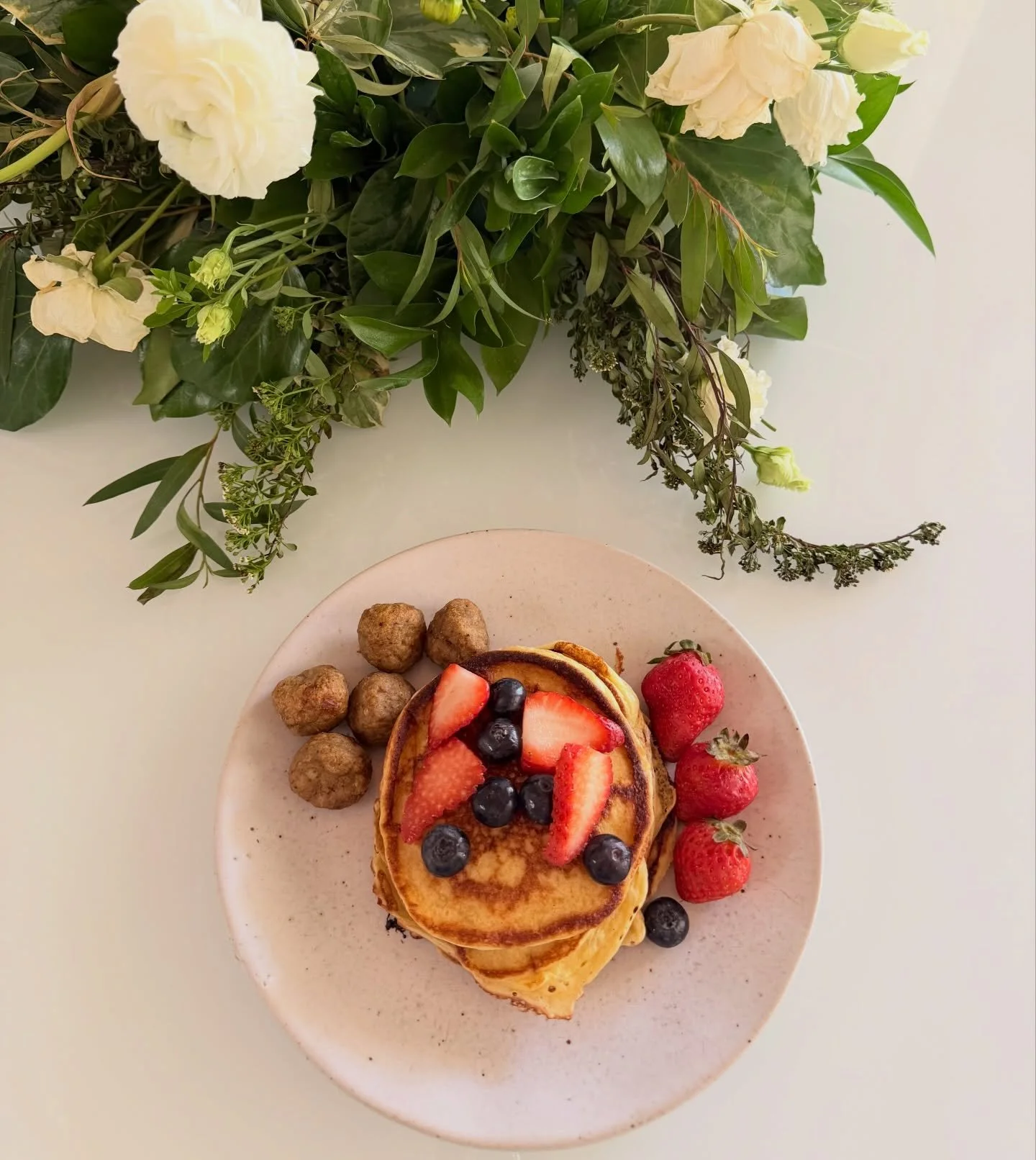 33g PROTEIN PANCAKE STACK + chicken sausage breakfast bites ❤️🤩😮&zwj;💨😋

air fry @amylufoods breakfast bites @costco 

protein pancakes&mdash;makes 14
1c cottage cheese
1/2c non fat greek yogurt
4 eggs
1 1/2c @jovialfoods einkorn pancake mix
1/2t