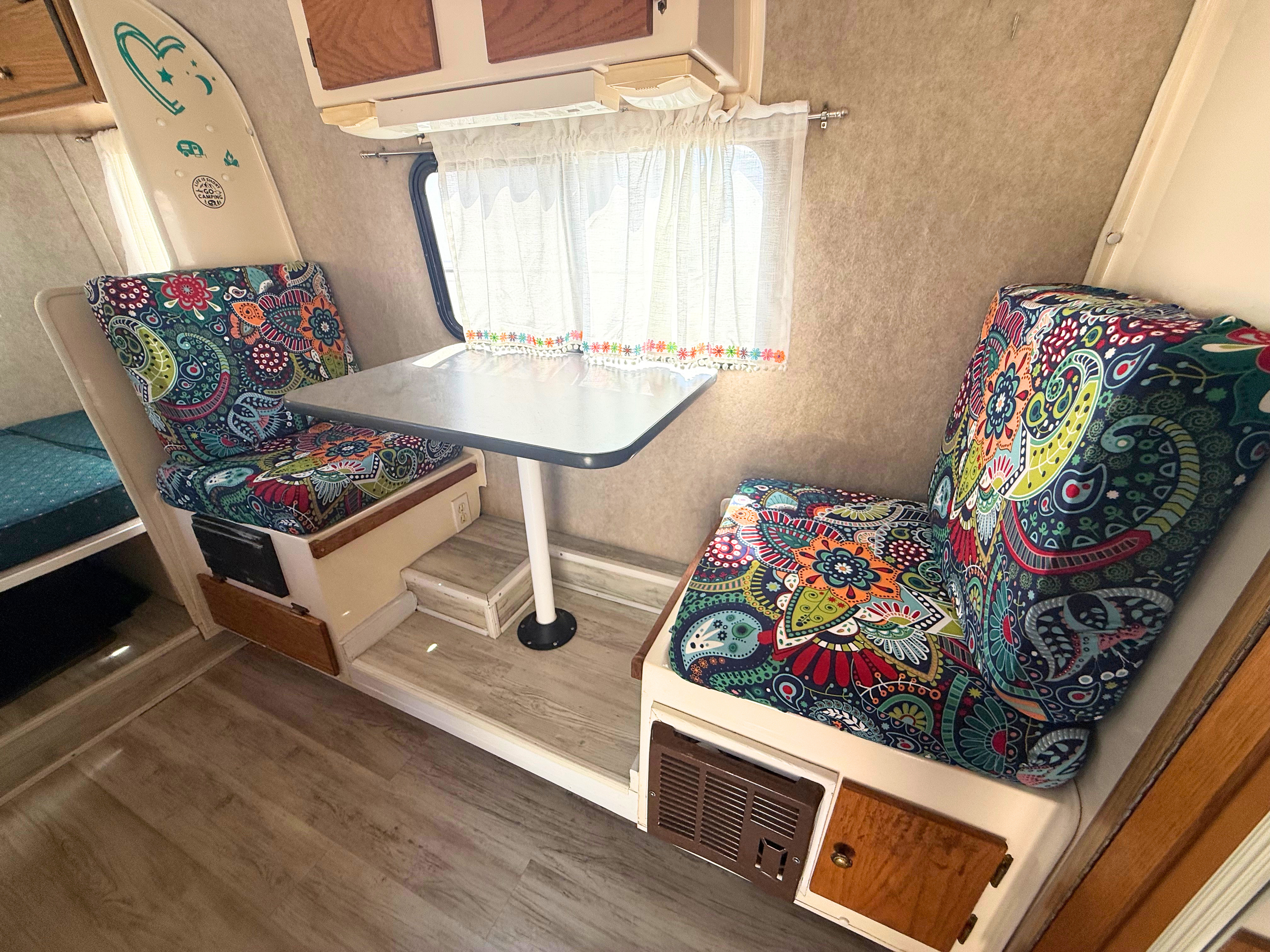 Scamp 16 dinette.png