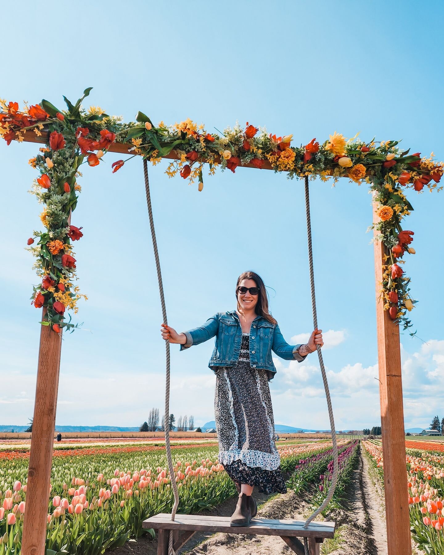 🌷Want to see the tulip fields in the Netherlands but want a more affordable option? Visit Washington State instead! 
The Skagit Valley Tulip Festival in Washington is a must-visit! Here, you'll find fields ablaze with countless tulips, painting the 