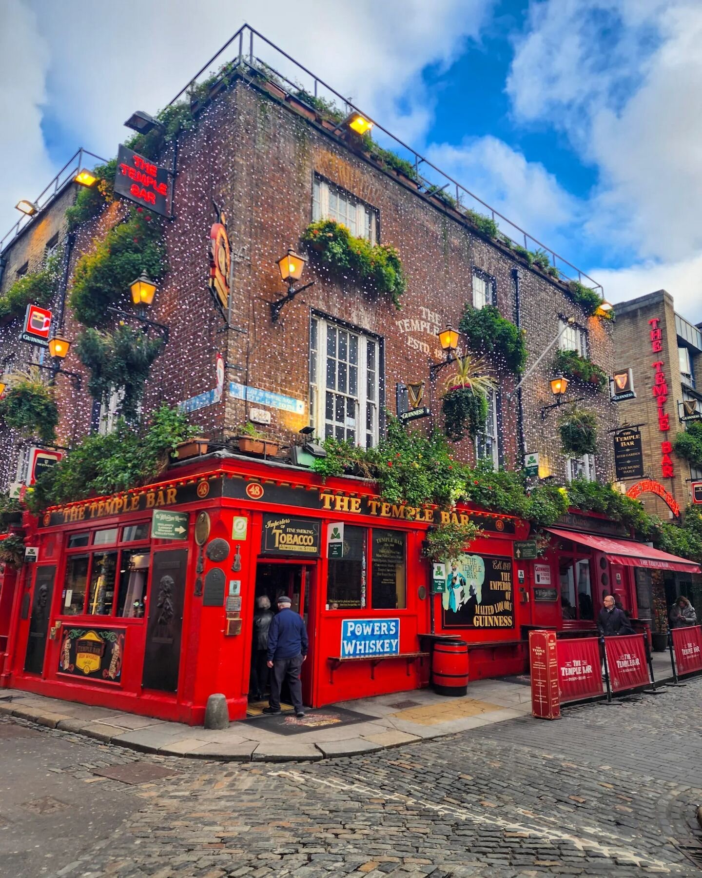 🍀Ever wondered why the vibrant district in Dublin is called Temple Bar? And no, it's not because of the famous red pub named Temple Bar. 
Meet historian and Dublin native, Dr. Sean O'Reilly, renowned for his deep knowledge of Irish culture and histo