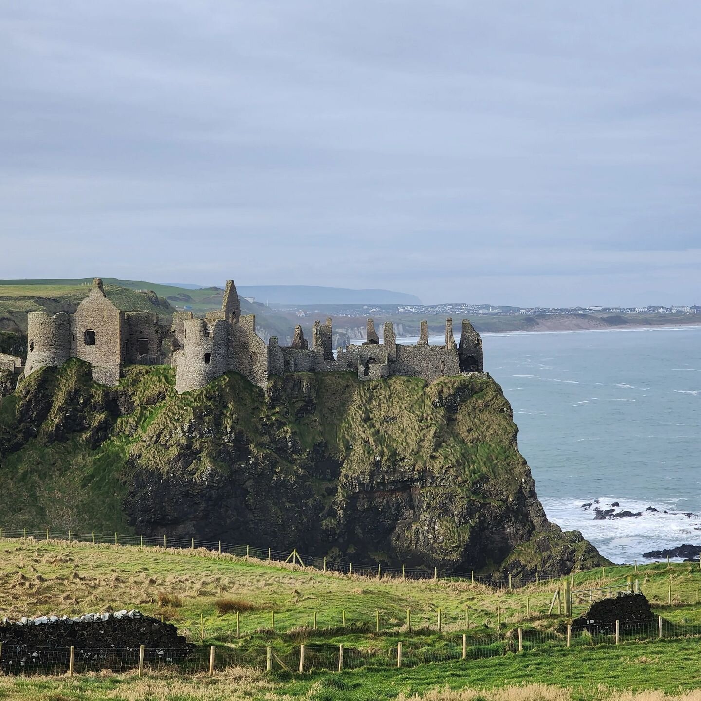 📍Dunluce Castle 
 
Hey, you Game of Thrones fans! Once a medieval stronghold, now this ruin perched on a dramatic cliff over the Atlantic Ocean is famous as the real-life Greyjoy's Pyke in the iconic Game of Thrones. 
 
Can't you picture it? The cra