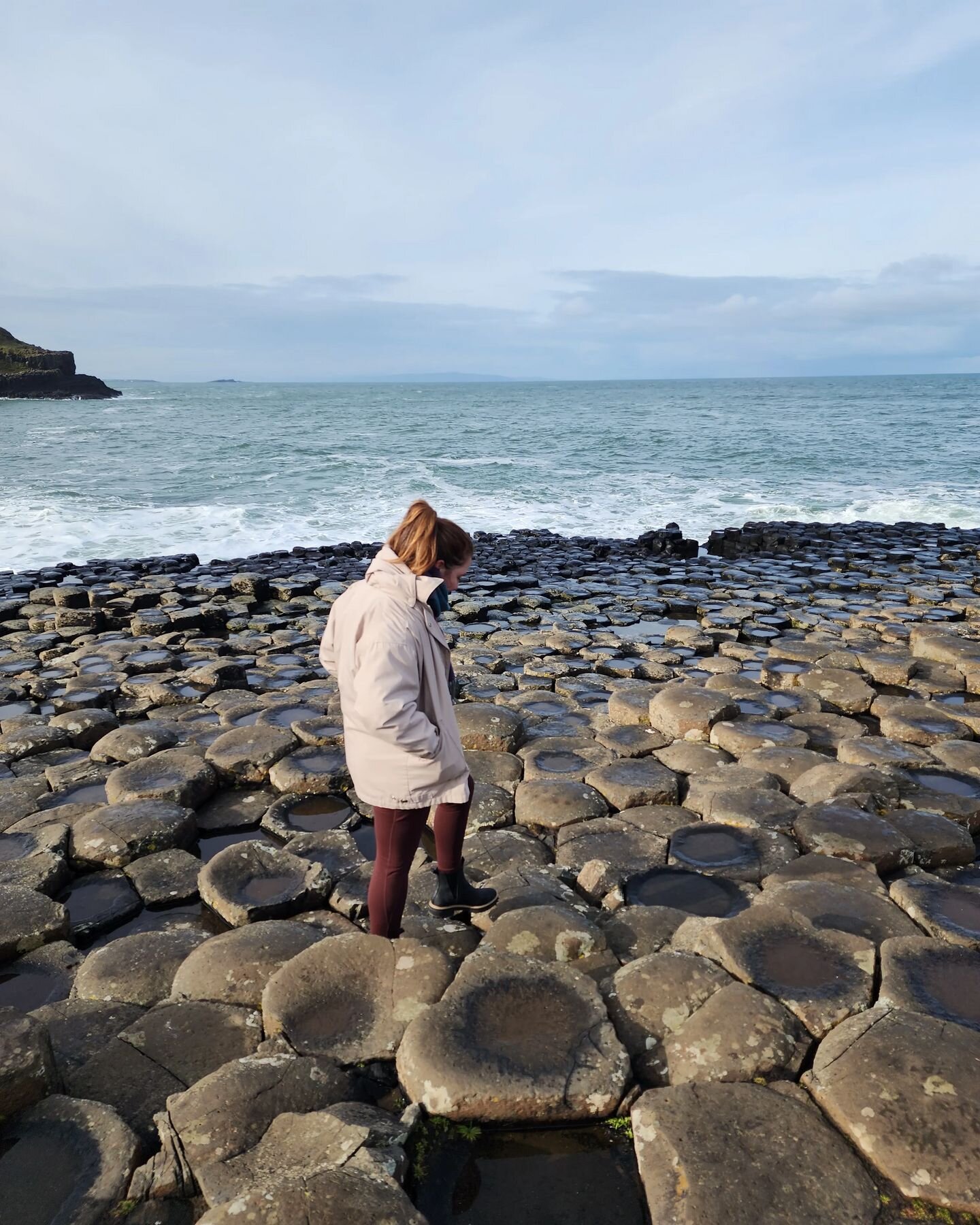 📍Giant's Causeway in Northern Ireland 
 
This UNESCO World Heritage site, famous for its peculiar polygonal columns of layered basalt blew my mind! 
 
Legend has it that these intriguing formations resulted from a feud between two mighty giants. How
